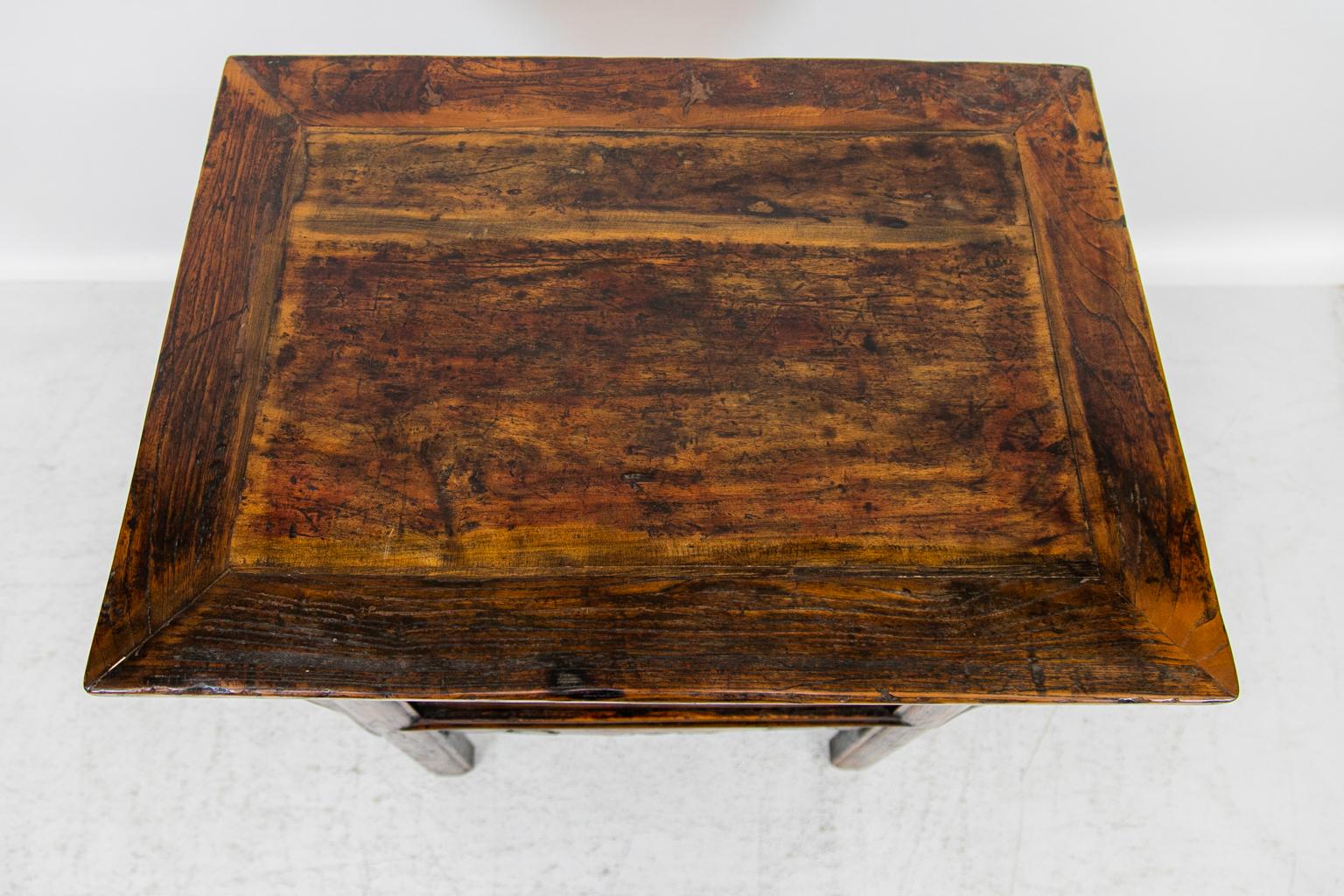 Table chinoise à un tiroir, avec le dessus étant ''breadboarded'' sur tous les côtés, au-dessus d'un tiroir avec la tirette originale, ayant le stockage au-dessous (l'accès avec le tiroir dehors), tablier sculpté, sur les jambes droites légèrement