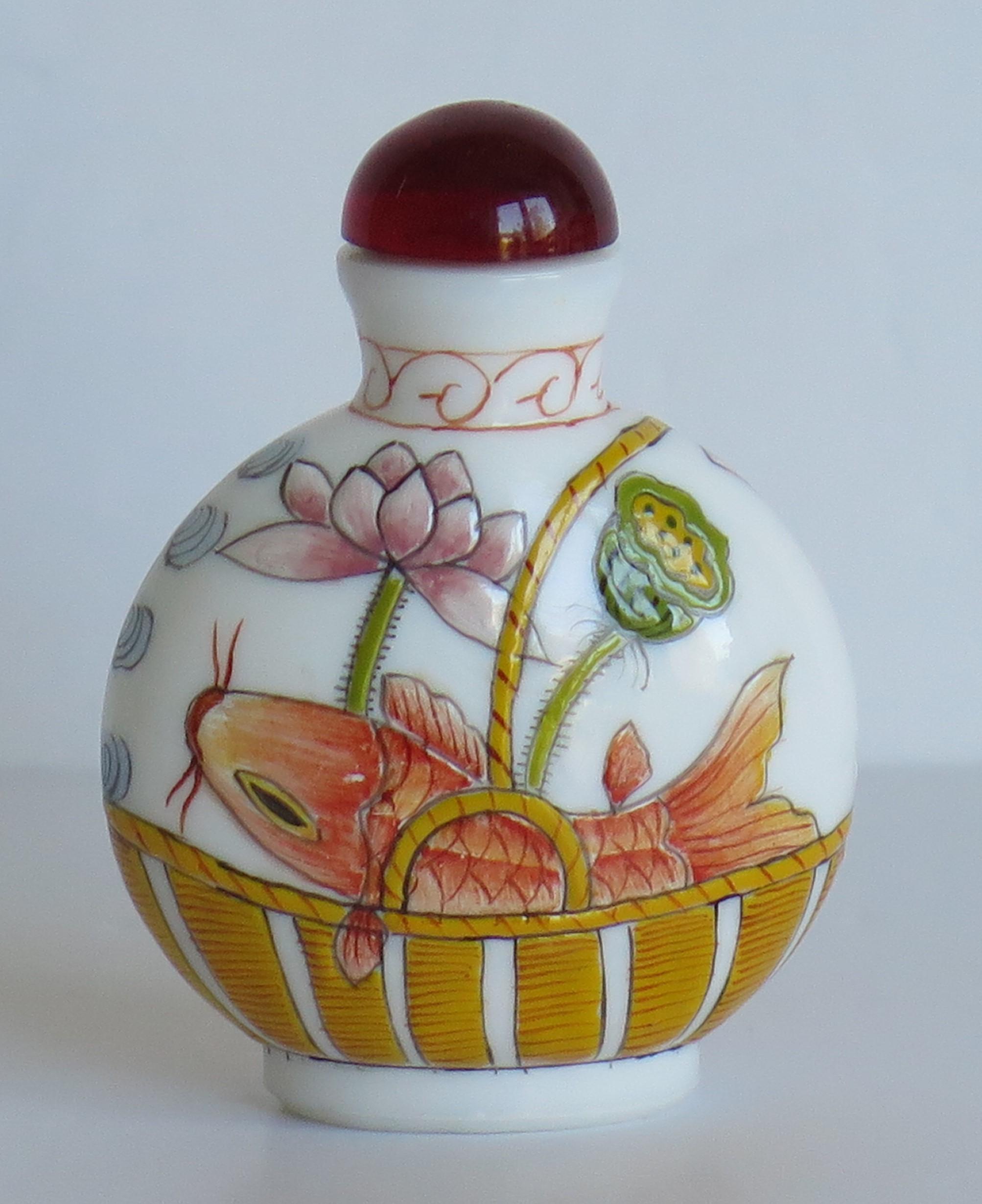 Chinese Opaque Glass Snuff Bottle Hand Enamelled 3-Character Base Mark In Good Condition In Lincoln, Lincolnshire