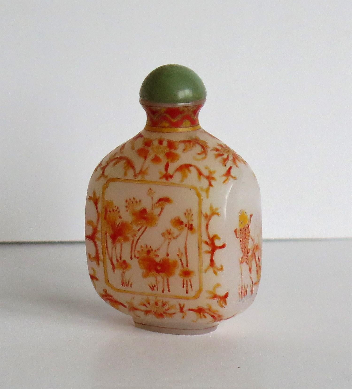 Chinese Opaque Glass Snuff Bottle Hand Enamelled 4-Character Base Mark In Good Condition In Lincoln, Lincolnshire