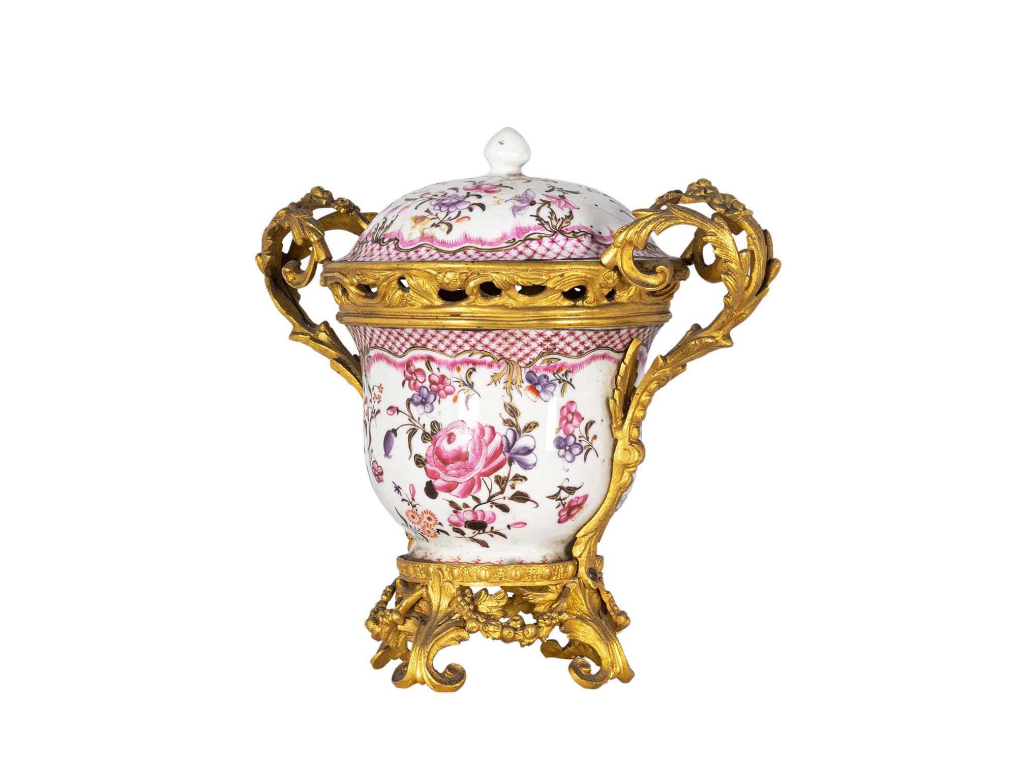 An unique, very special 18th century chinese famille rose India Company ormolu bronze mounted terrine porcelain.
Chinese porcelain from the Portuguese India Company during the Qianlong reign, from 1736 to 1795.
The piece is raised by two beautiful