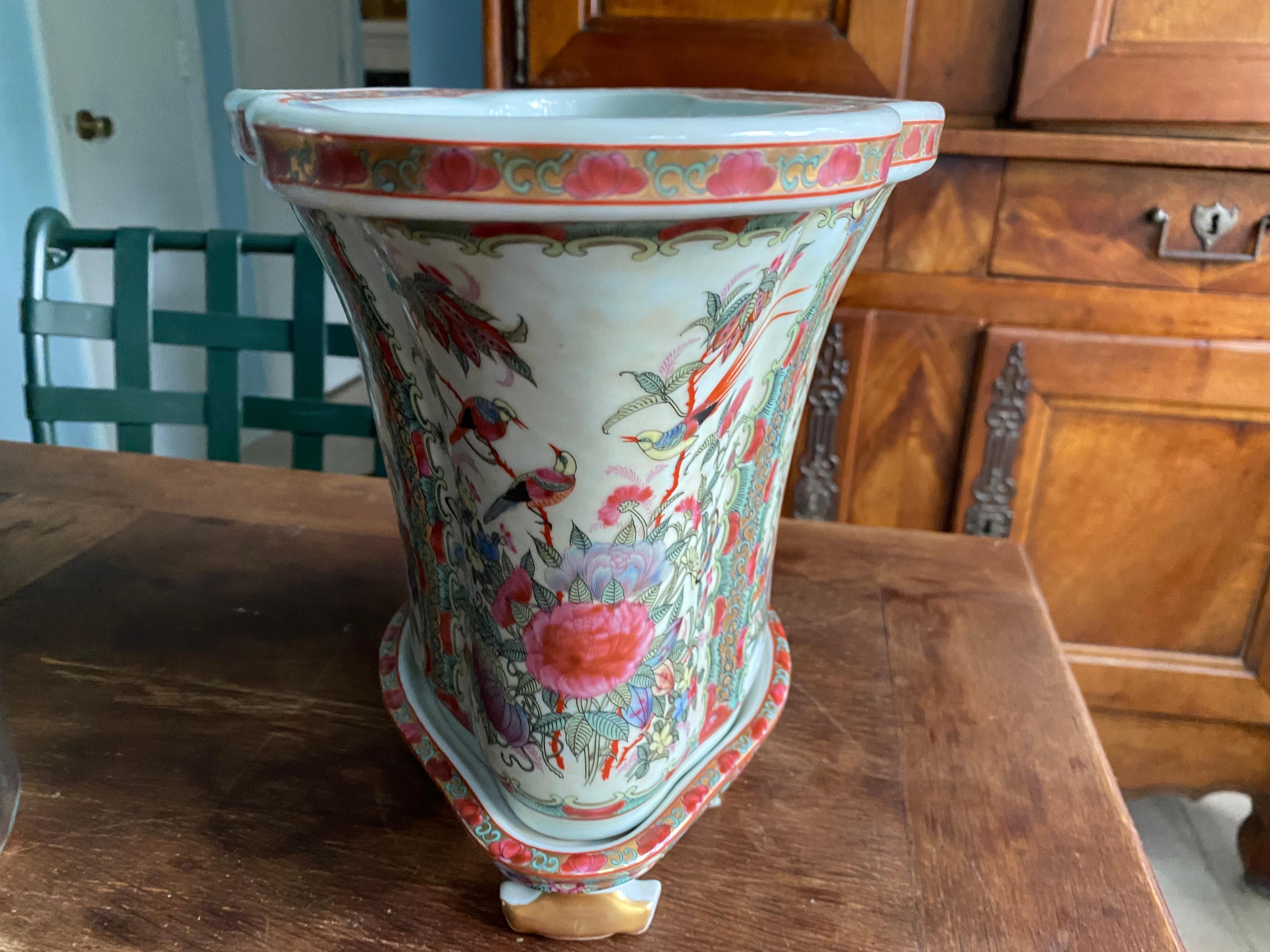 Chinese Oval Porcelain Jardiniere with under Plate In Good Condition For Sale In Sarasota, FL