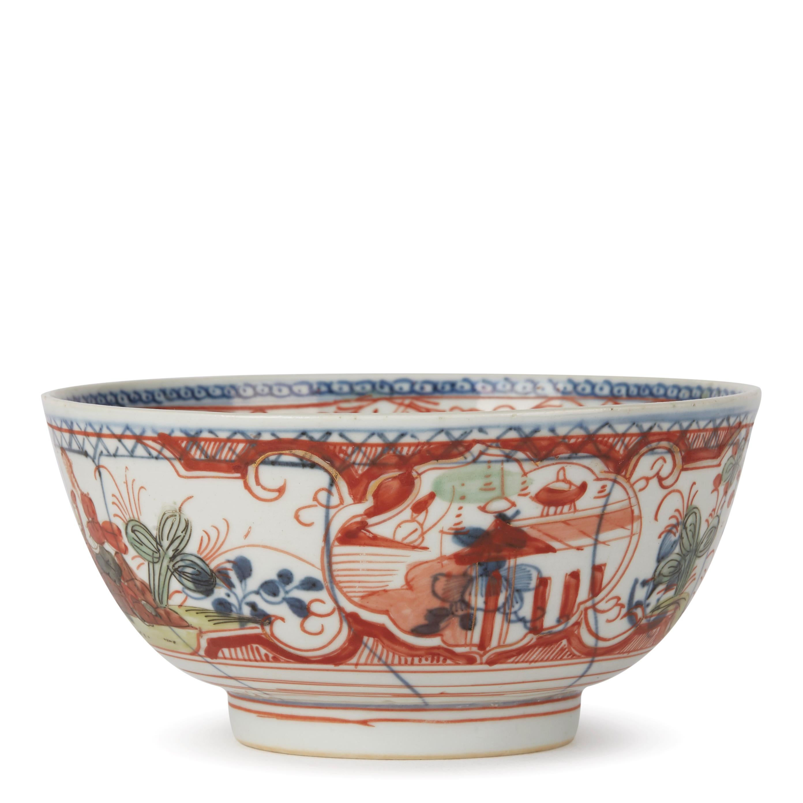 Chinesische übermalte chinesische Porzellanschale mit Figuren, 1720-1740 (Handbemalt)