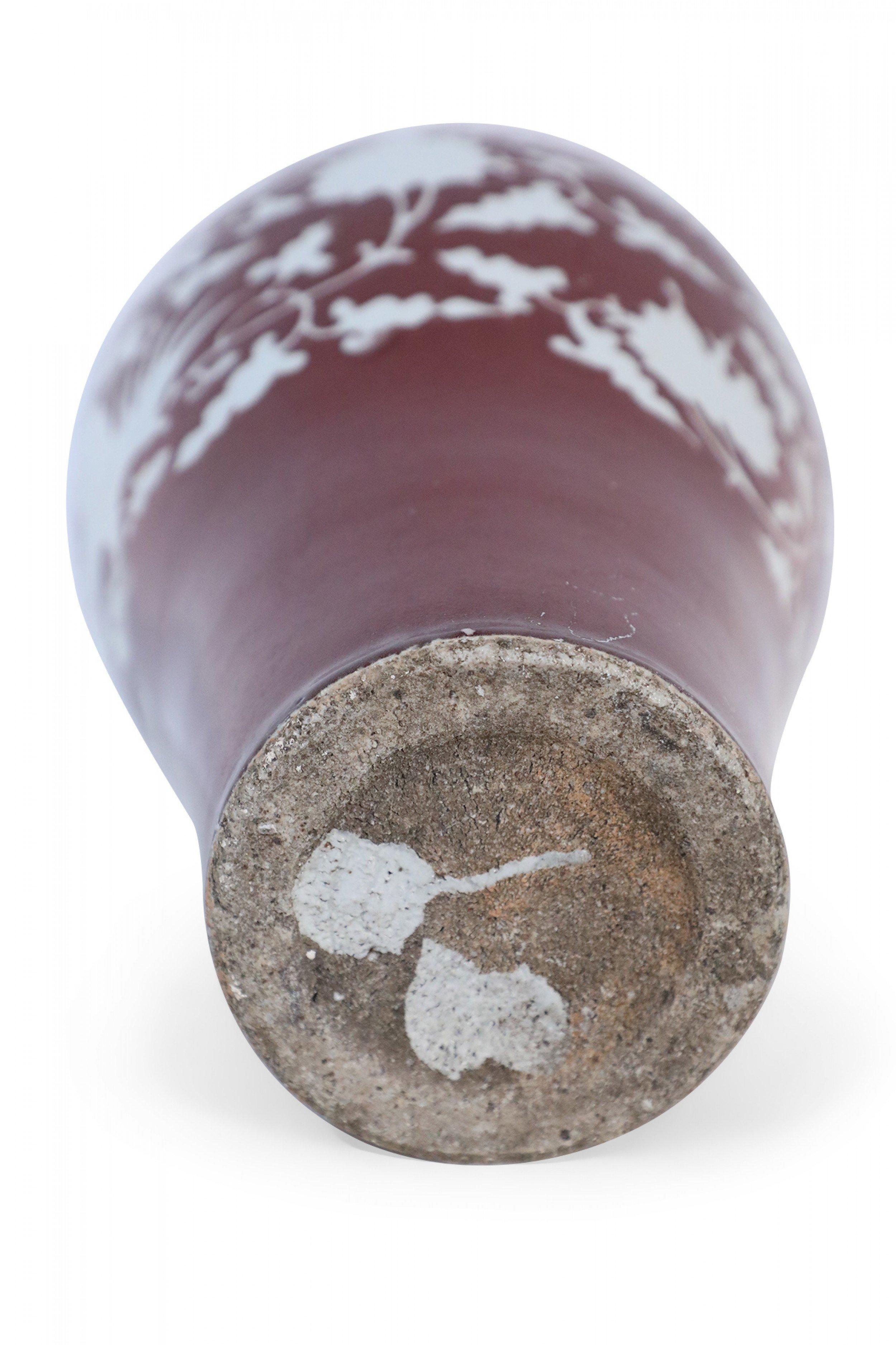 Vaso cinese in porcellana Meiping con motivo naturale bianco e sangue di bue in vendita 2