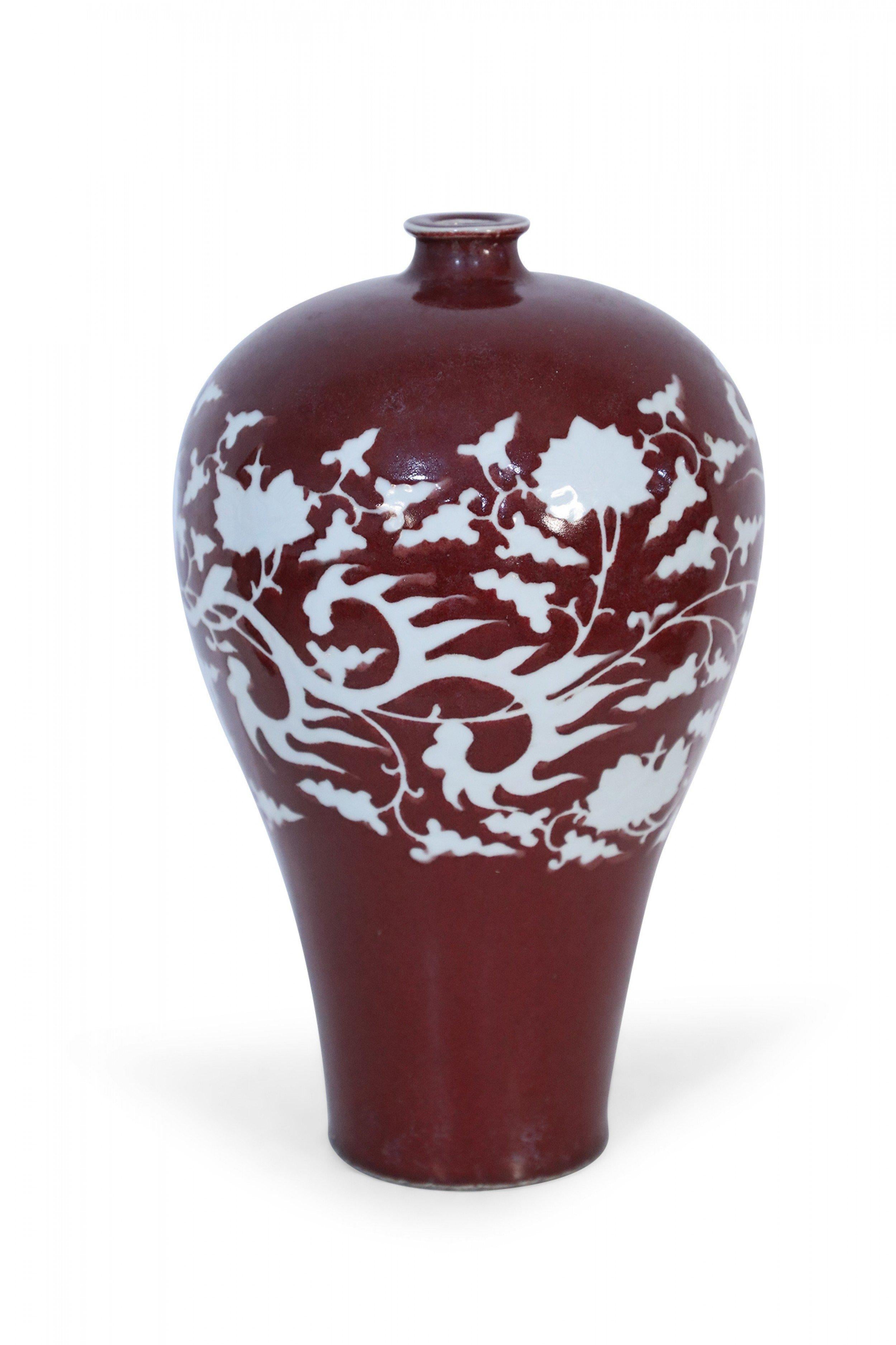 Esportazione cinese Vaso cinese in porcellana Meiping con motivo naturale bianco e sangue di bue in vendita