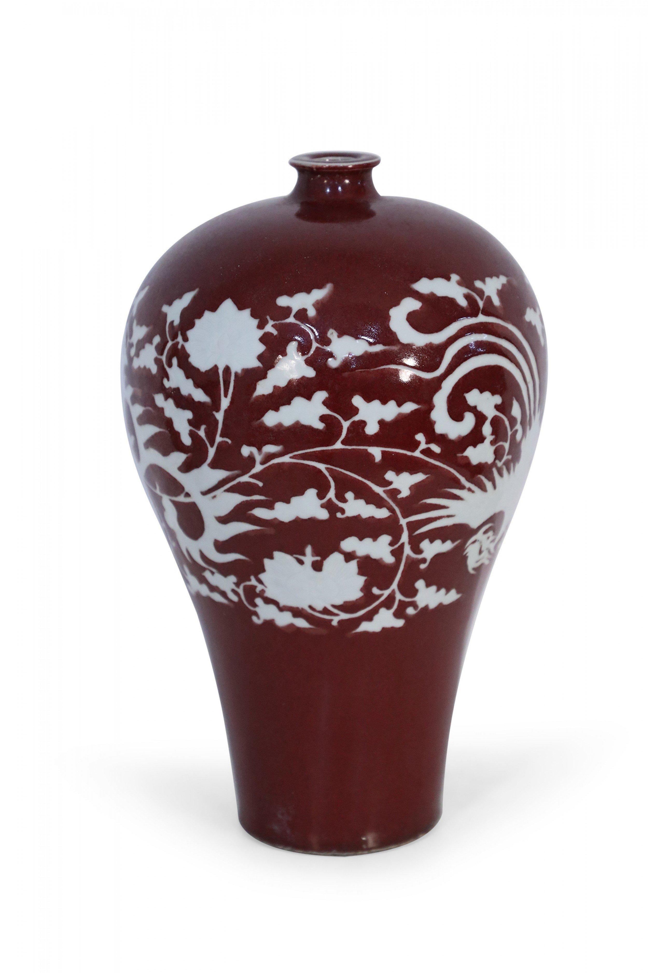 Cinese Vaso cinese in porcellana Meiping con motivo naturale bianco e sangue di bue in vendita