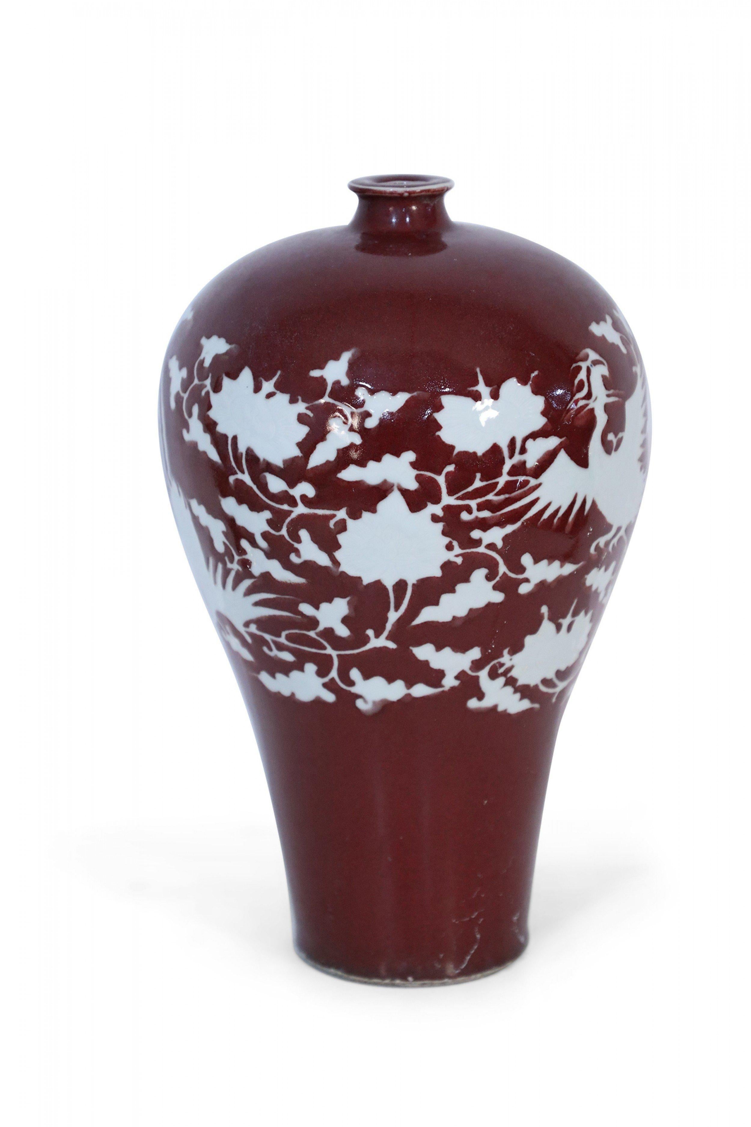 Vaso cinese in porcellana Meiping con motivo naturale bianco e sangue di bue In condizioni buone in vendita a Queens, NY