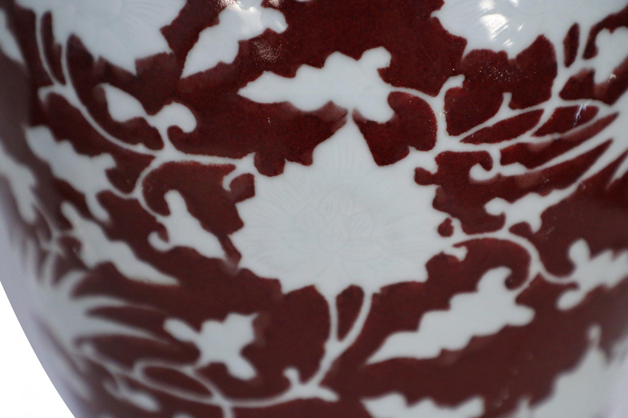 XX secolo Vaso cinese in porcellana Meiping con motivo naturale bianco e sangue di bue in vendita