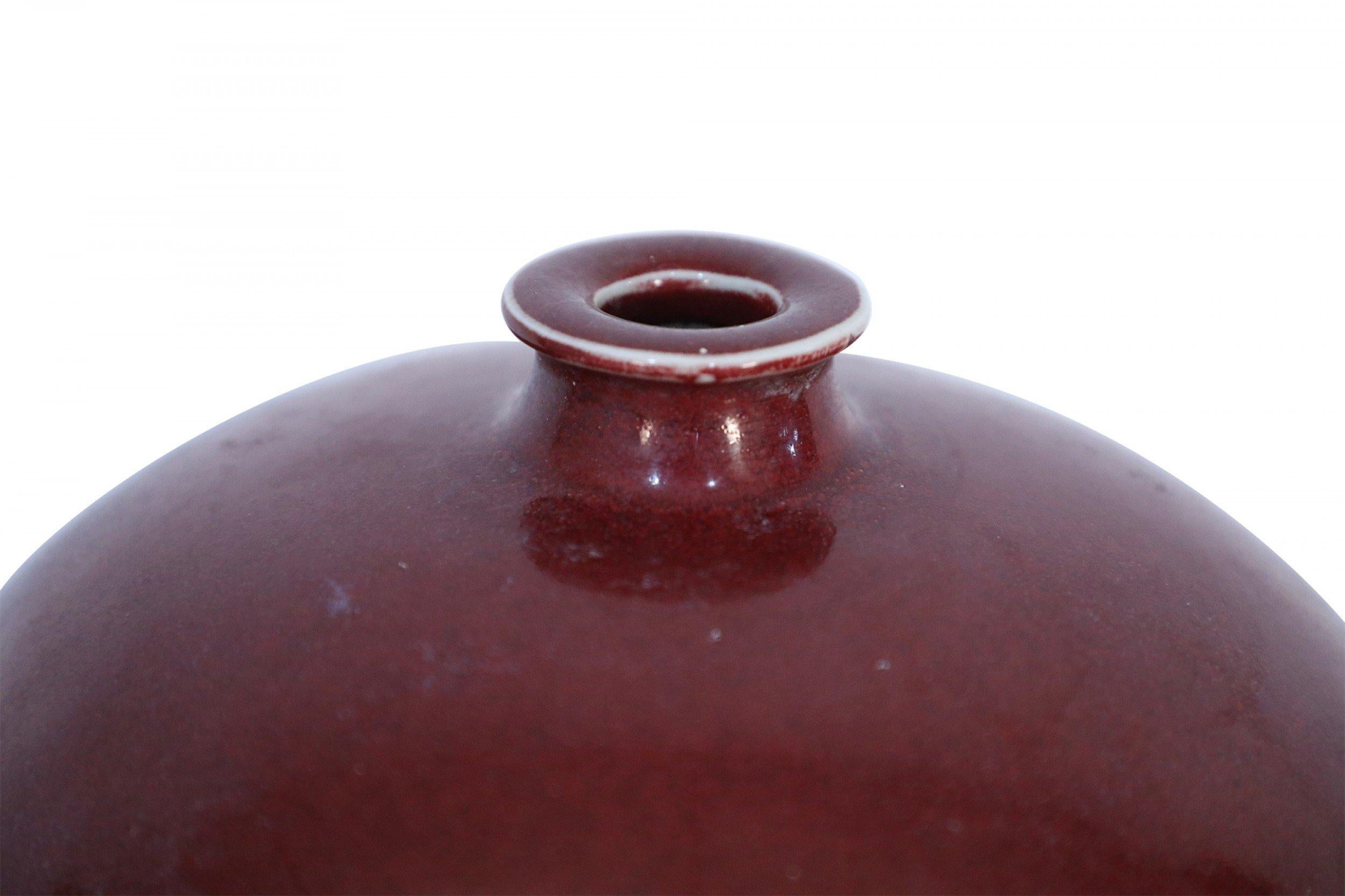 Porcellana Vaso cinese in porcellana Meiping con motivo naturale bianco e sangue di bue in vendita