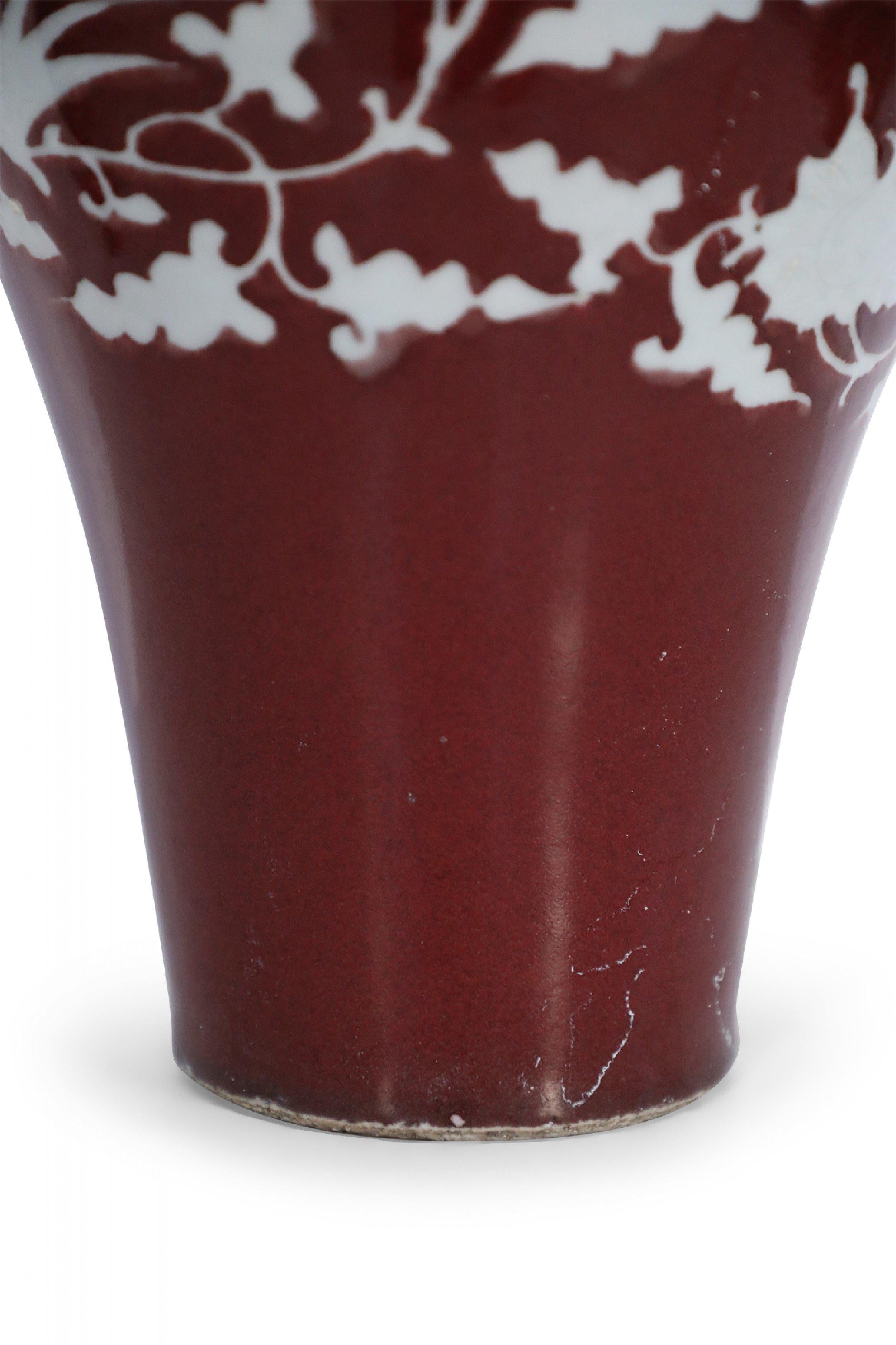 Vaso cinese in porcellana Meiping con motivo naturale bianco e sangue di bue in vendita 1