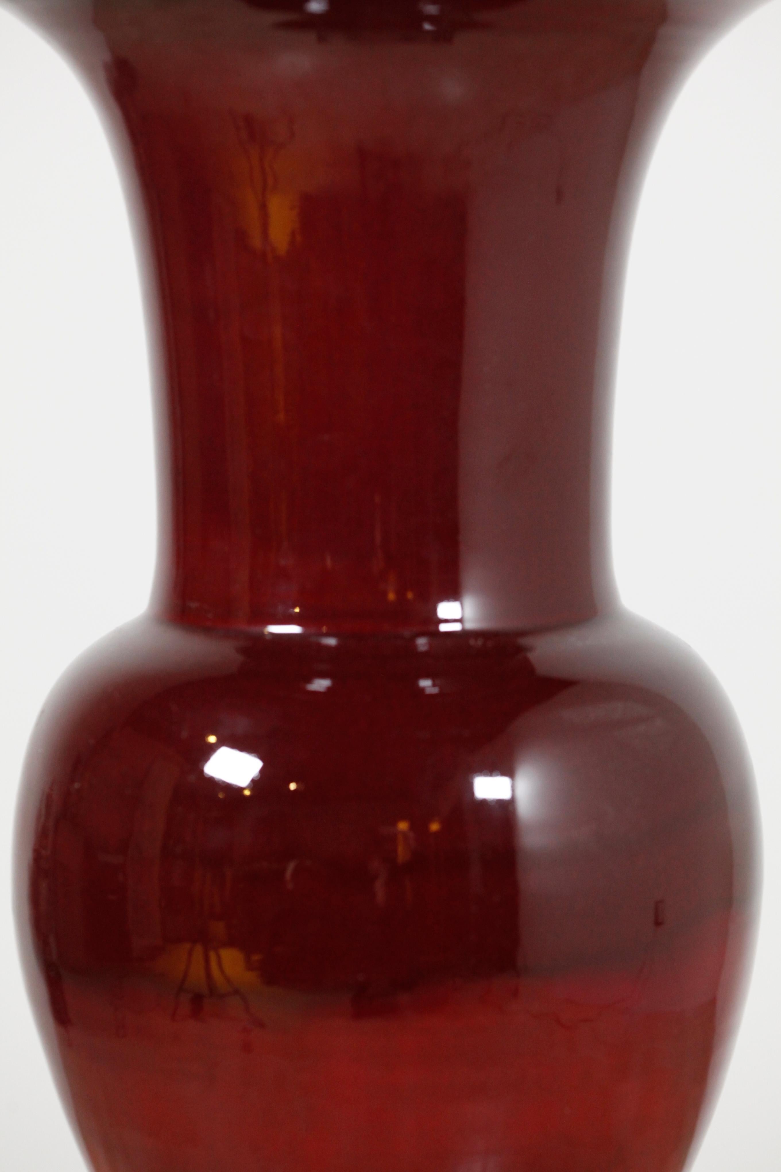 Chinese oxblood porcelain vase In Good Condition For Sale In New York, NY