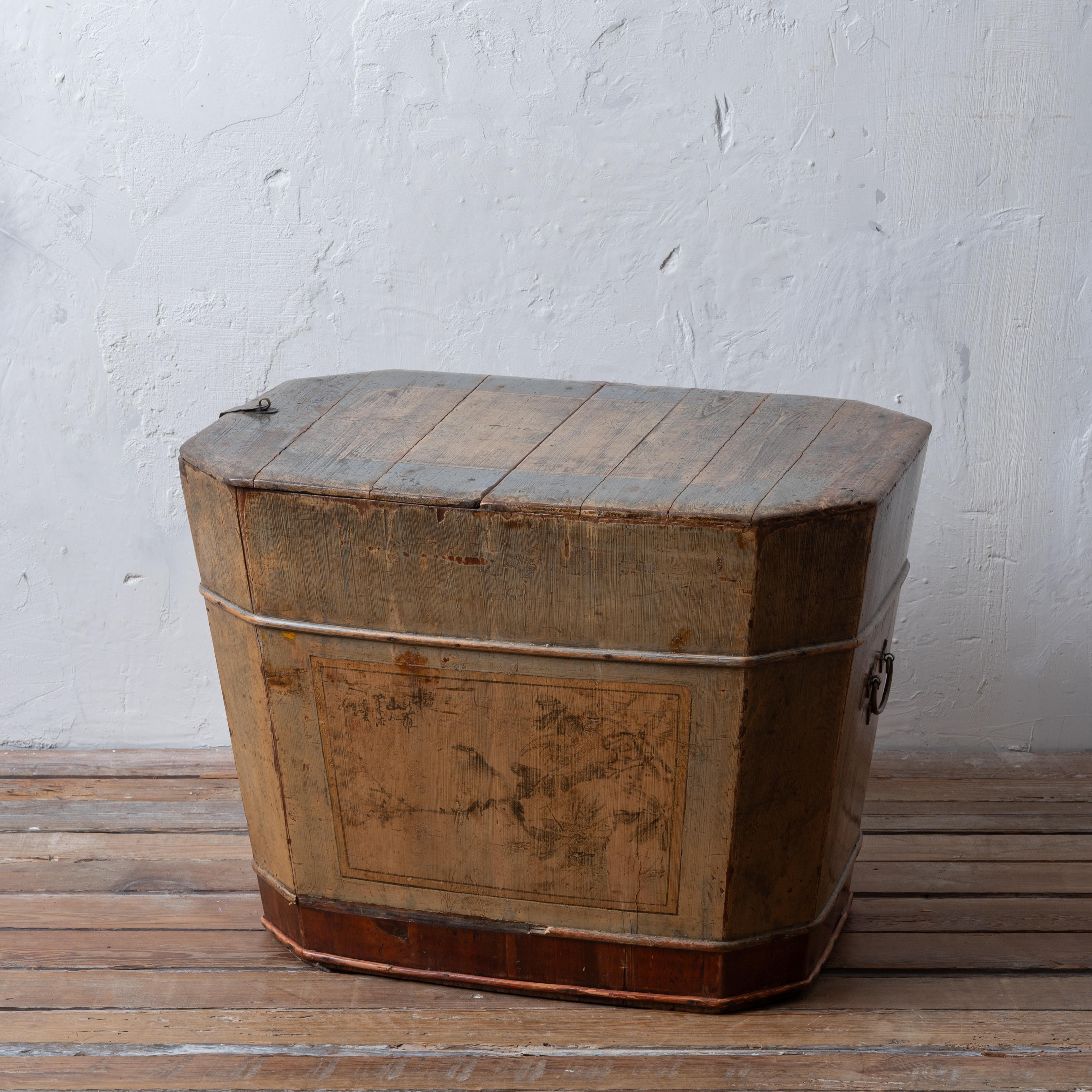 Corbeille à riz ou à grains décorée à la peinture chinoise, avec couvercle relevable et poignées de transport, 19e siècle.  



25 ½ pouces de largeur par 19 ¼ pouces de profondeur par 18 ¾ pouces de hauteur



