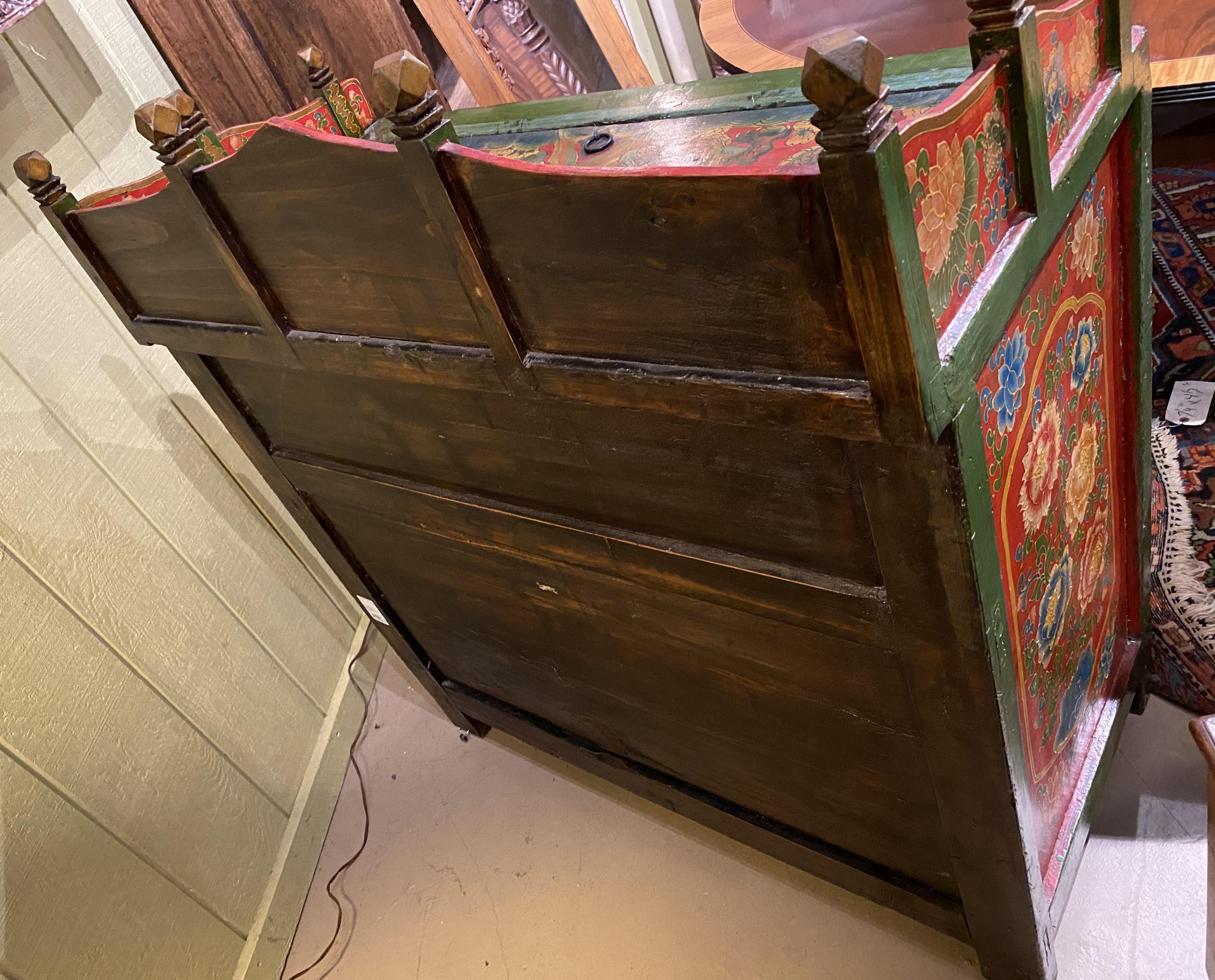 Chinesischer bemalter, verzierter zweitüriger Schrank mit geschnitzter Galerie und Deckel auf der Oberseite im Angebot 3