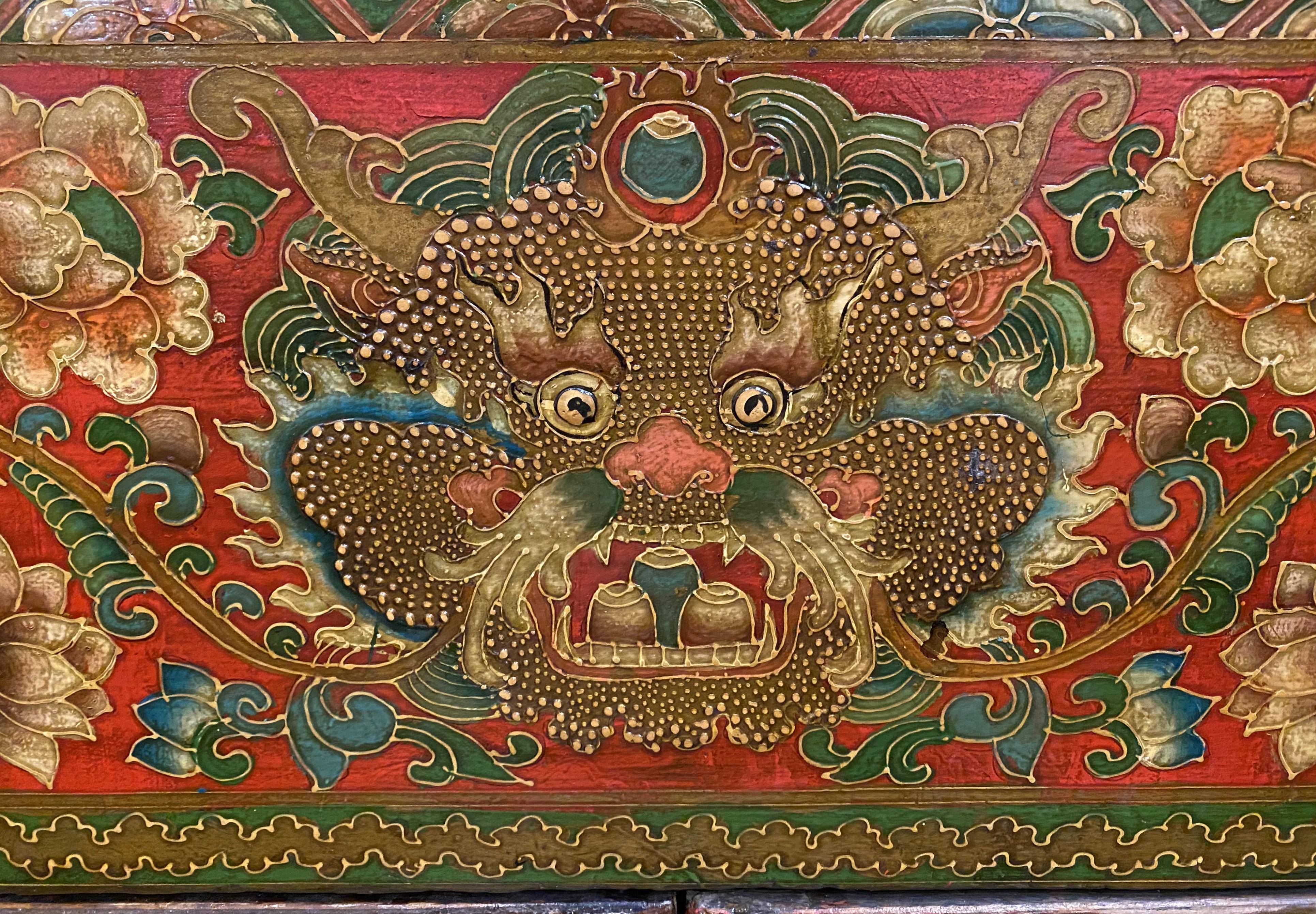 Chinesischer bemalter, verzierter zweitüriger Schrank mit geschnitzter Galerie und Deckel auf der Oberseite im Angebot 4