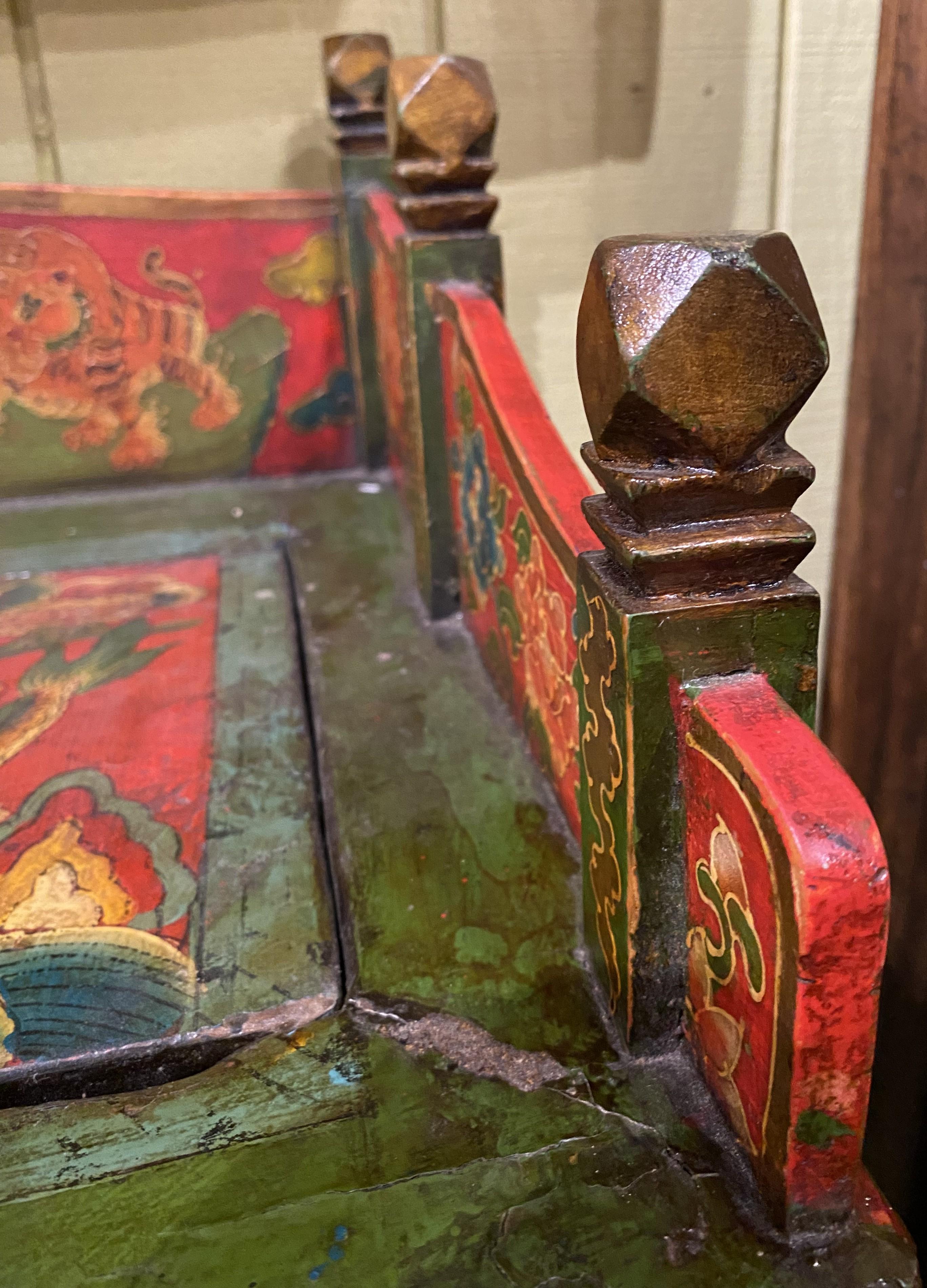 Chinesischer bemalter, verzierter zweitüriger Schrank mit geschnitzter Galerie und Deckel auf der Oberseite im Angebot 8