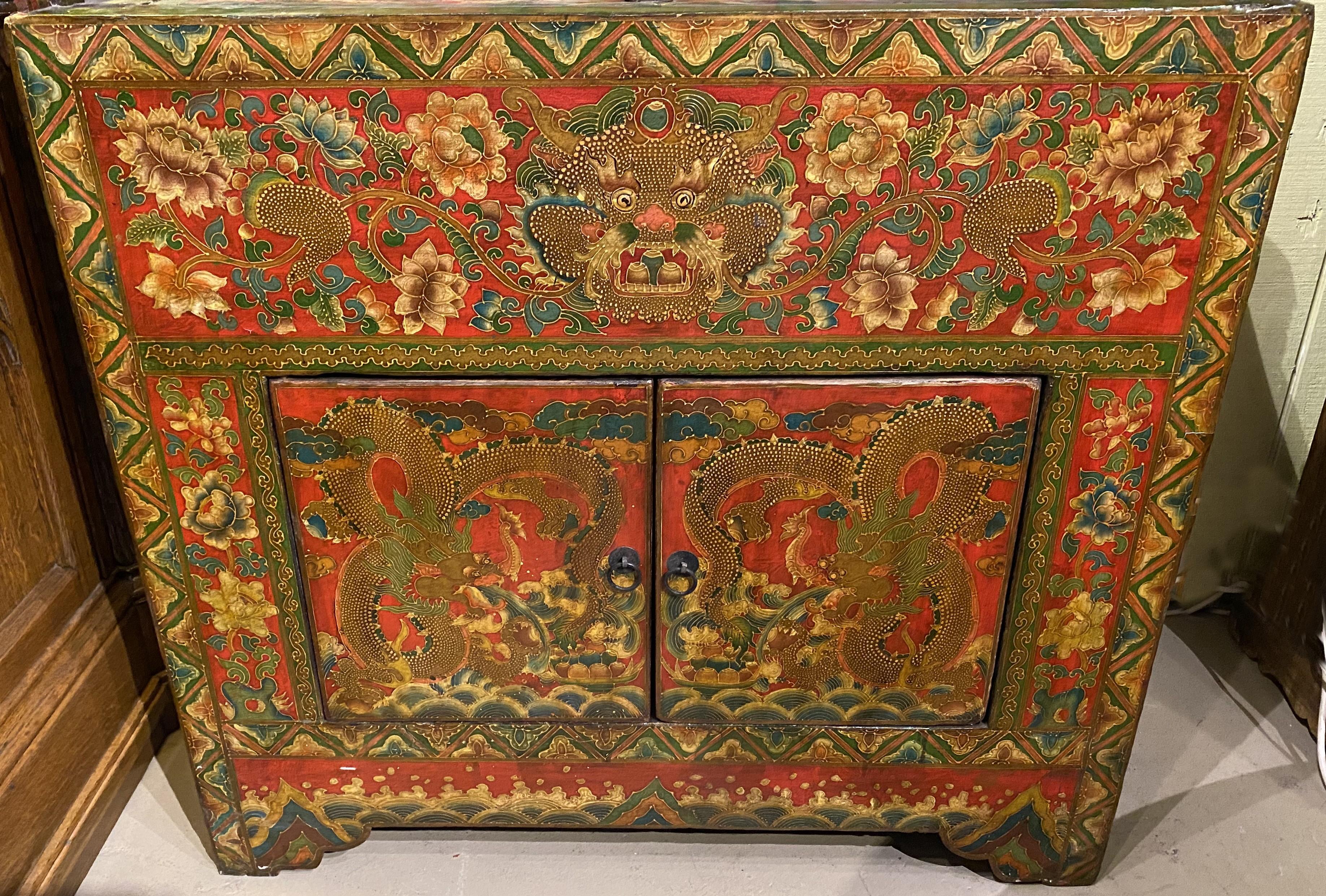 Chinesischer bemalter, verzierter zweitüriger Schrank mit geschnitzter Galerie und Deckel auf der Oberseite (Chinoiserie) im Angebot
