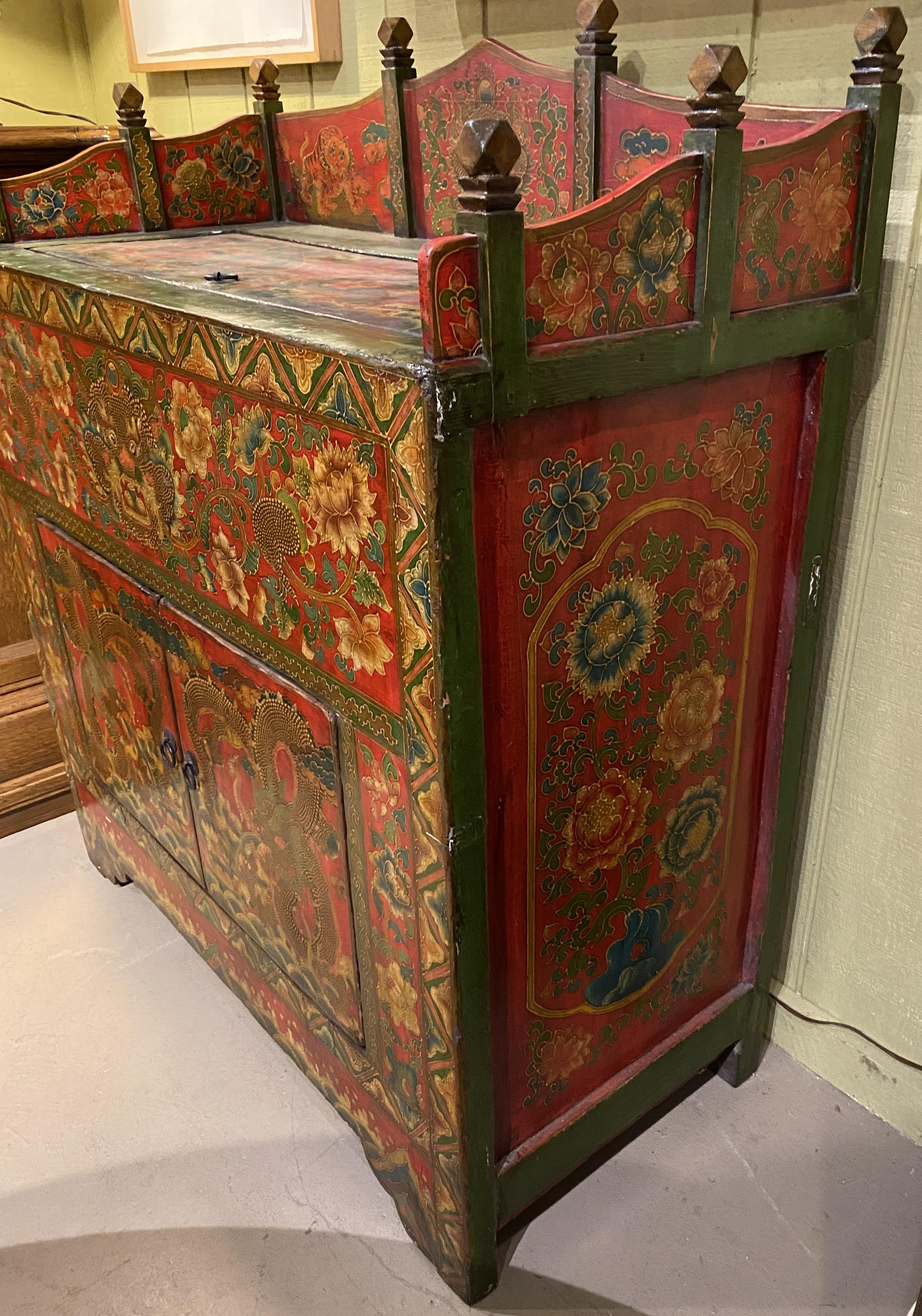 Chinesischer bemalter, verzierter zweitüriger Schrank mit geschnitzter Galerie und Deckel auf der Oberseite (Handgeschnitzt) im Angebot