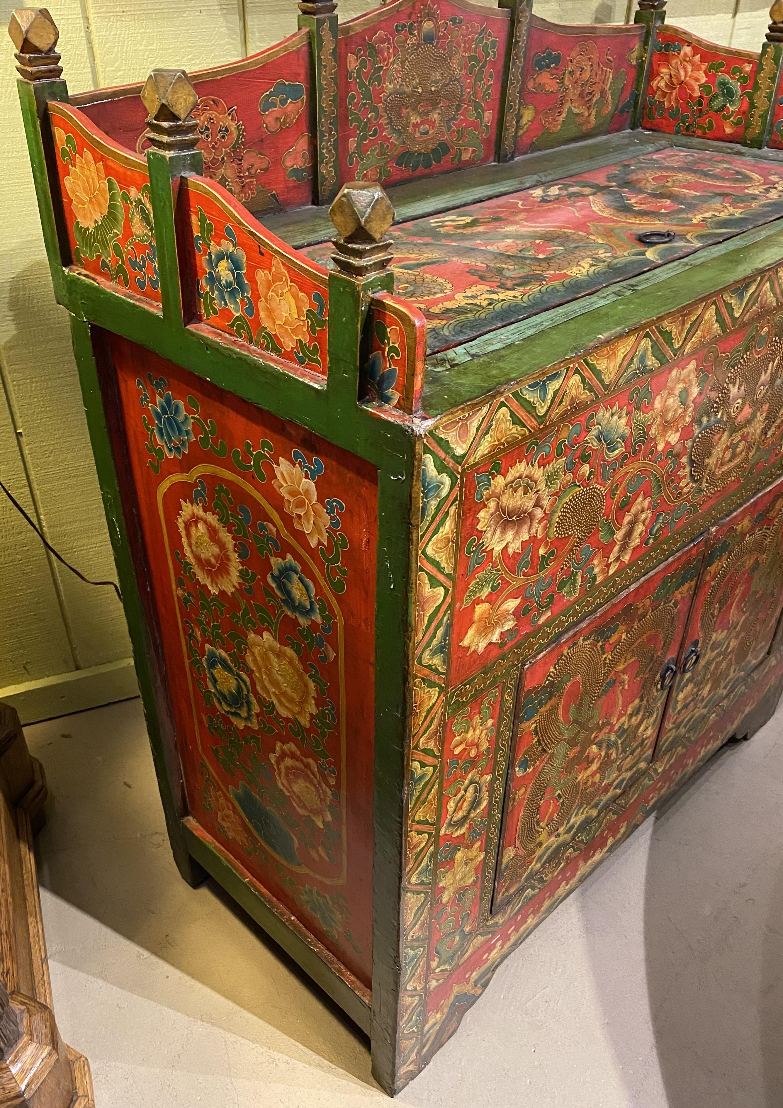 Chinesischer bemalter, verzierter zweitüriger Schrank mit geschnitzter Galerie und Deckel auf der Oberseite im Zustand „Gut“ im Angebot in Milford, NH