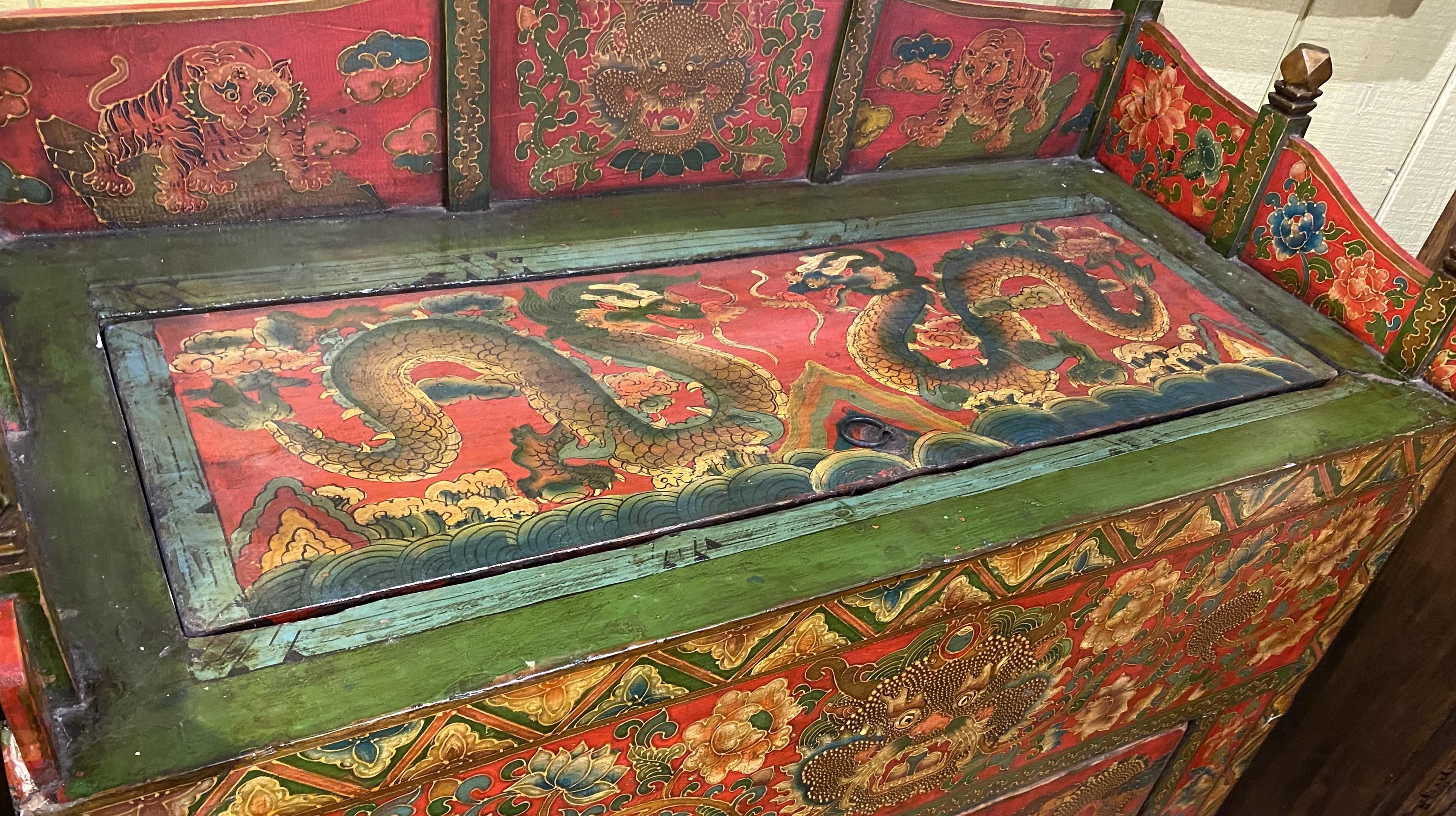 Chinesischer bemalter, verzierter zweitüriger Schrank mit geschnitzter Galerie und Deckel auf der Oberseite (20. Jahrhundert) im Angebot