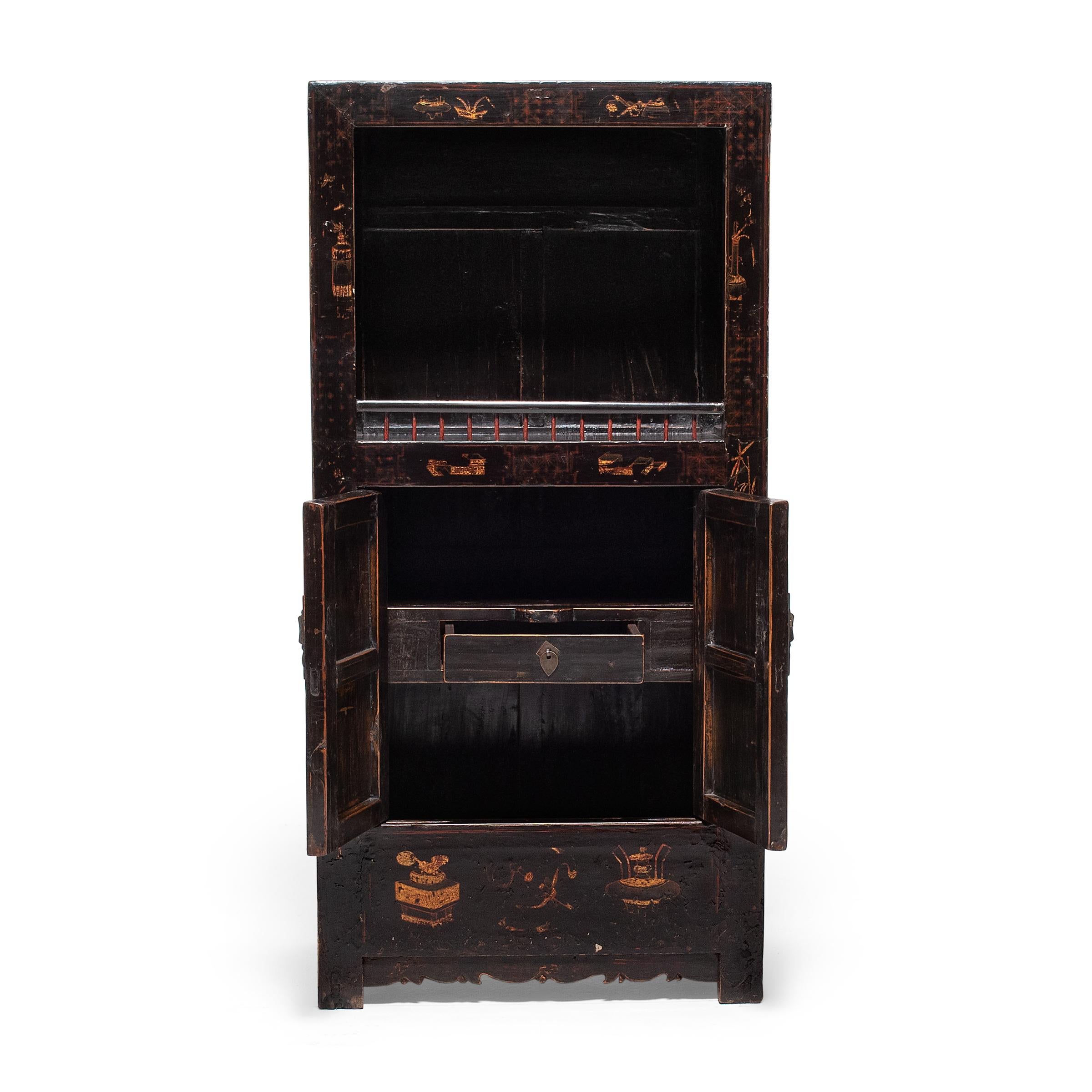 Chinesischer bemalter Bücherschrank, um 1850 im Zustand „Gut“ im Angebot in Chicago, IL
