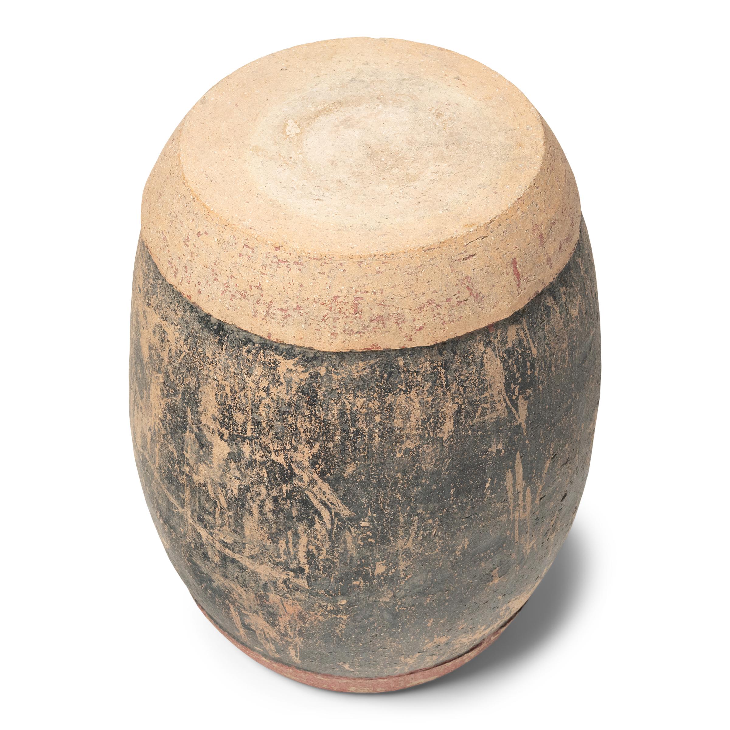 Ce tabouret de jardin en céramique du début du 20e siècle est le summum du luxe brut. Le tabouret en faïence est sculpté en forme de tambour traditionnel, avec des côtés gracieusement incurvés et un dessus et un dessous contrastés, clin d'œil aux