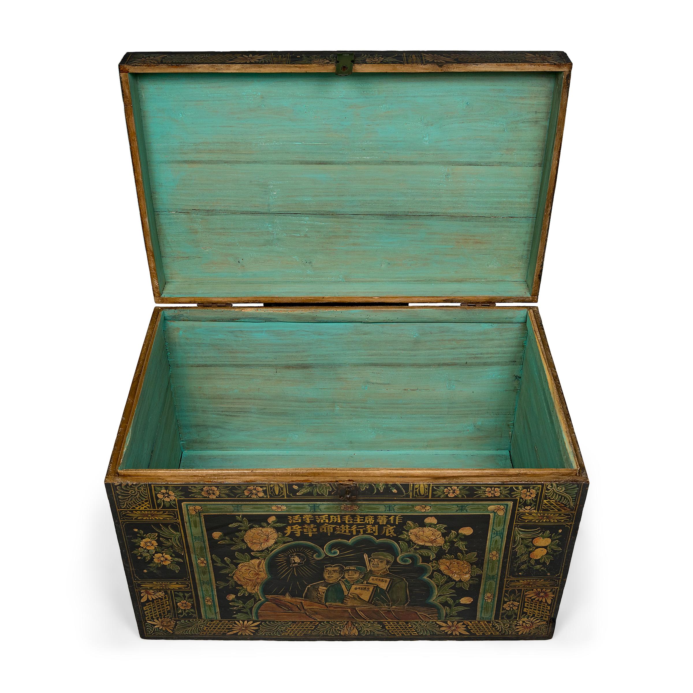 Chinese Painted Festival Trunk, c. 1820 In Good Condition For Sale In Chicago, IL