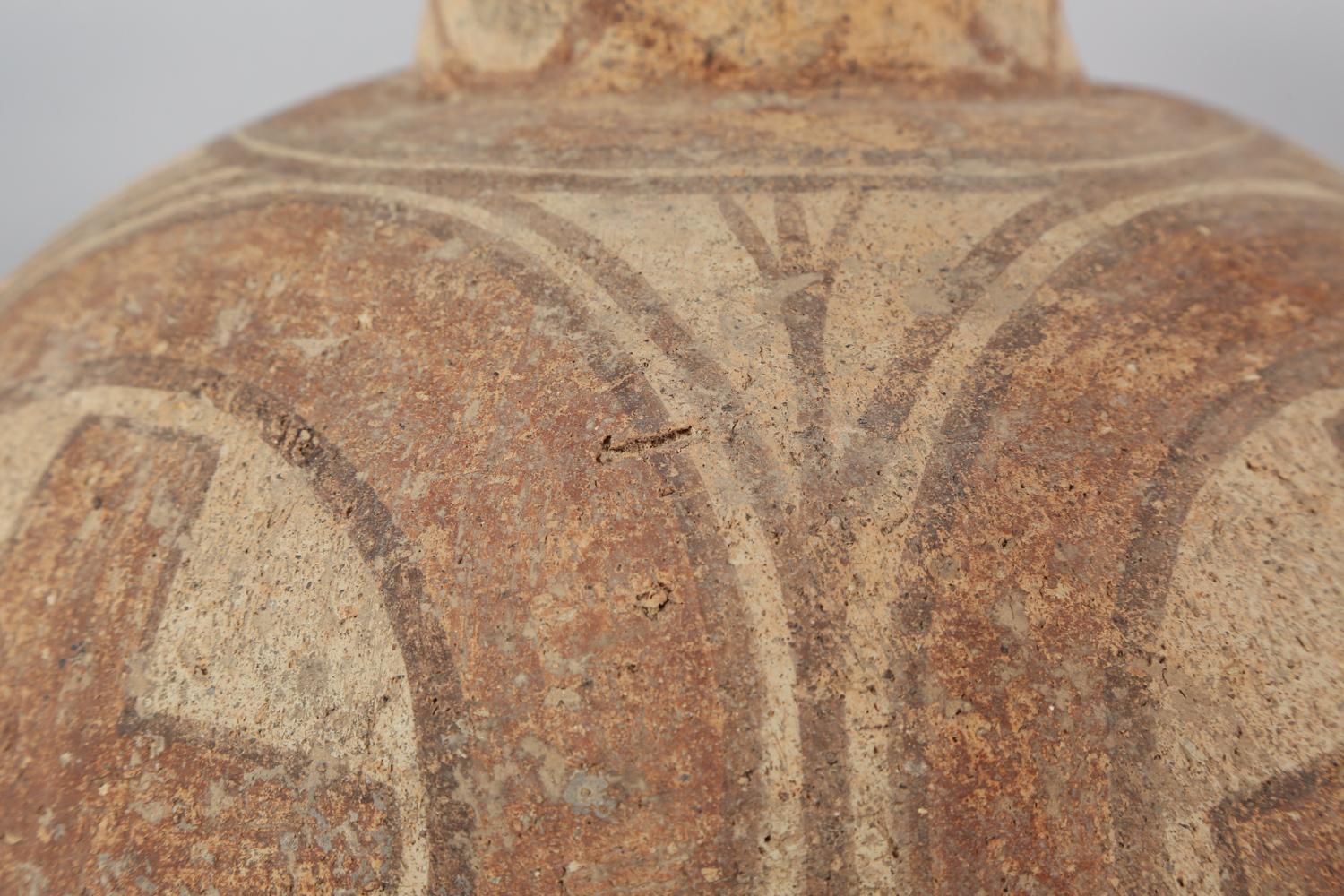 Ovoides chinesisches Keramikgefäß aus der Majiayao-Kultur, insbesondere der Machang-Phase, im Nordwesten Chinas, das etwa 4000 Jahre alt ist. Das Gefäß ist aus Steingut gefertigt und mit einem braunroten, geometrischen Kreuzmotiv bemalt. Das Gefäß