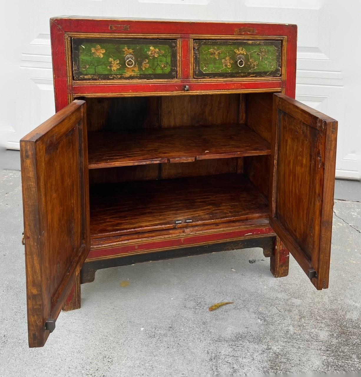 Chinese Painted Vintage Elm Hall Cabinet.

Wunderschöner handbemalter chinesischer Schrank aus massivem Ulmenholz mit originalem Antik-Finish. Mit zwei vorderen Schubladen und zwei Türen ist es von Bedeutung für ein authentisches Design. Der Schrank