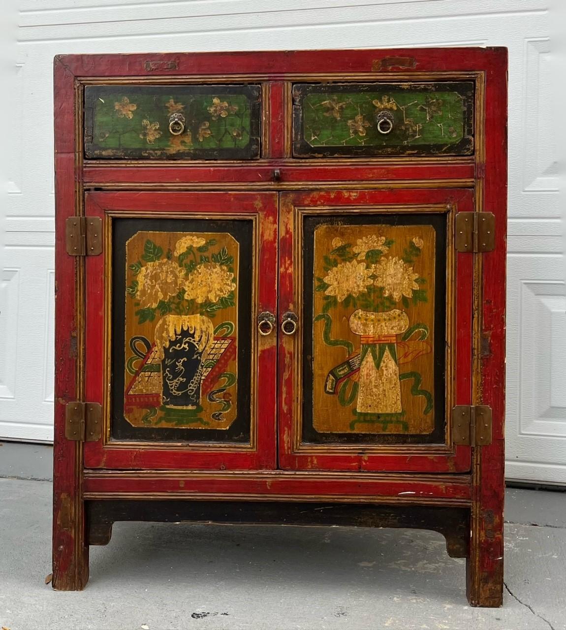 Chinese Painted Vintage Elm Hall Cabinet. (Chinesischer Export) im Angebot
