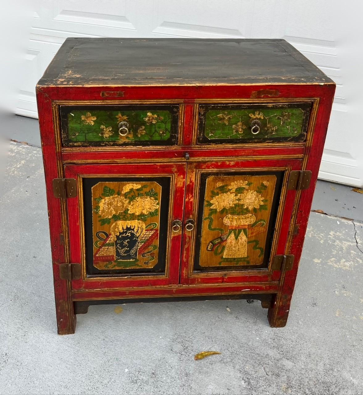 Chinese Painted Vintage Elm Hall Cabinet. (Chinesisch) im Angebot