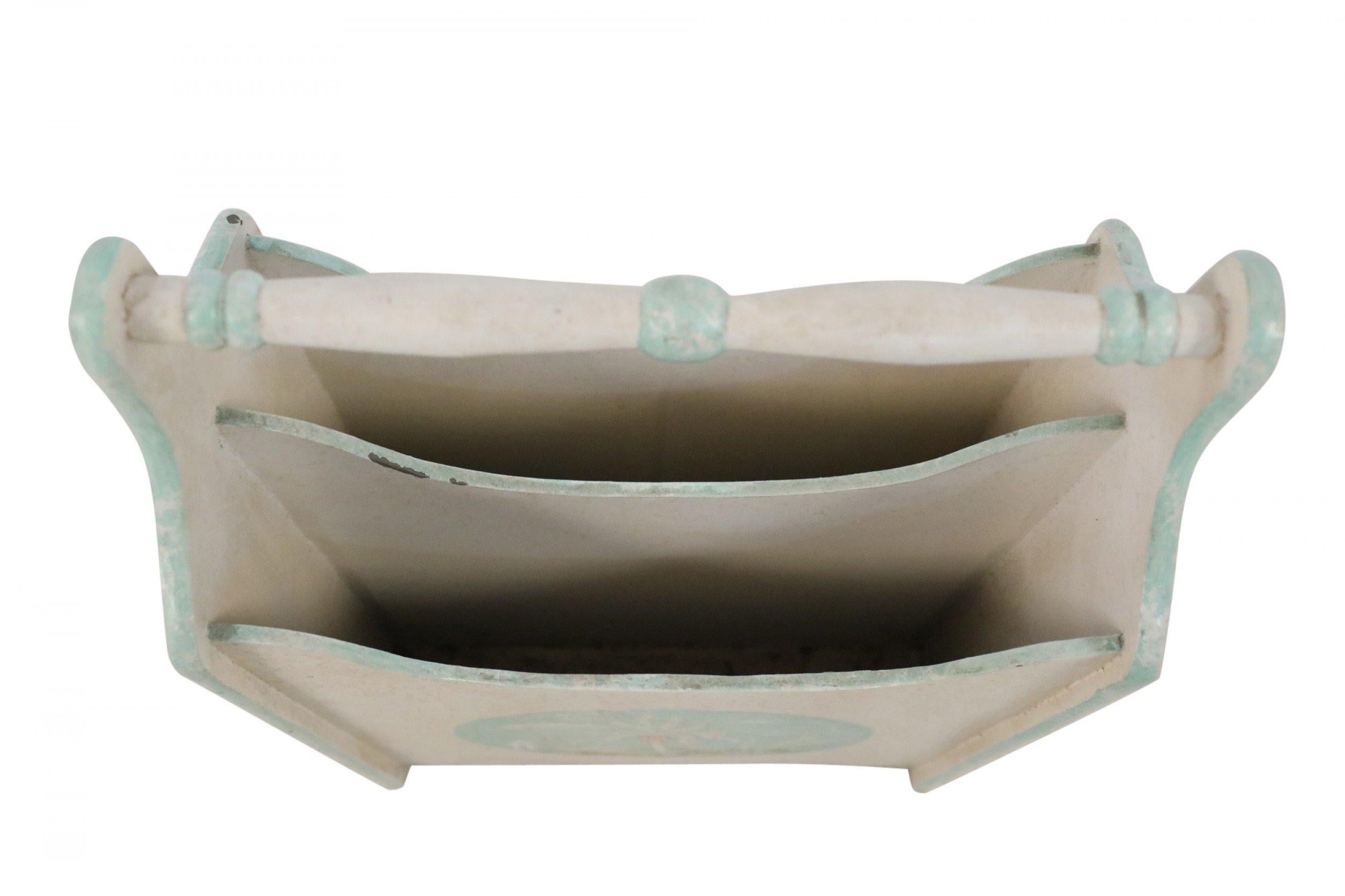 Porte-revues chinois en bois blanc peint en vente 4