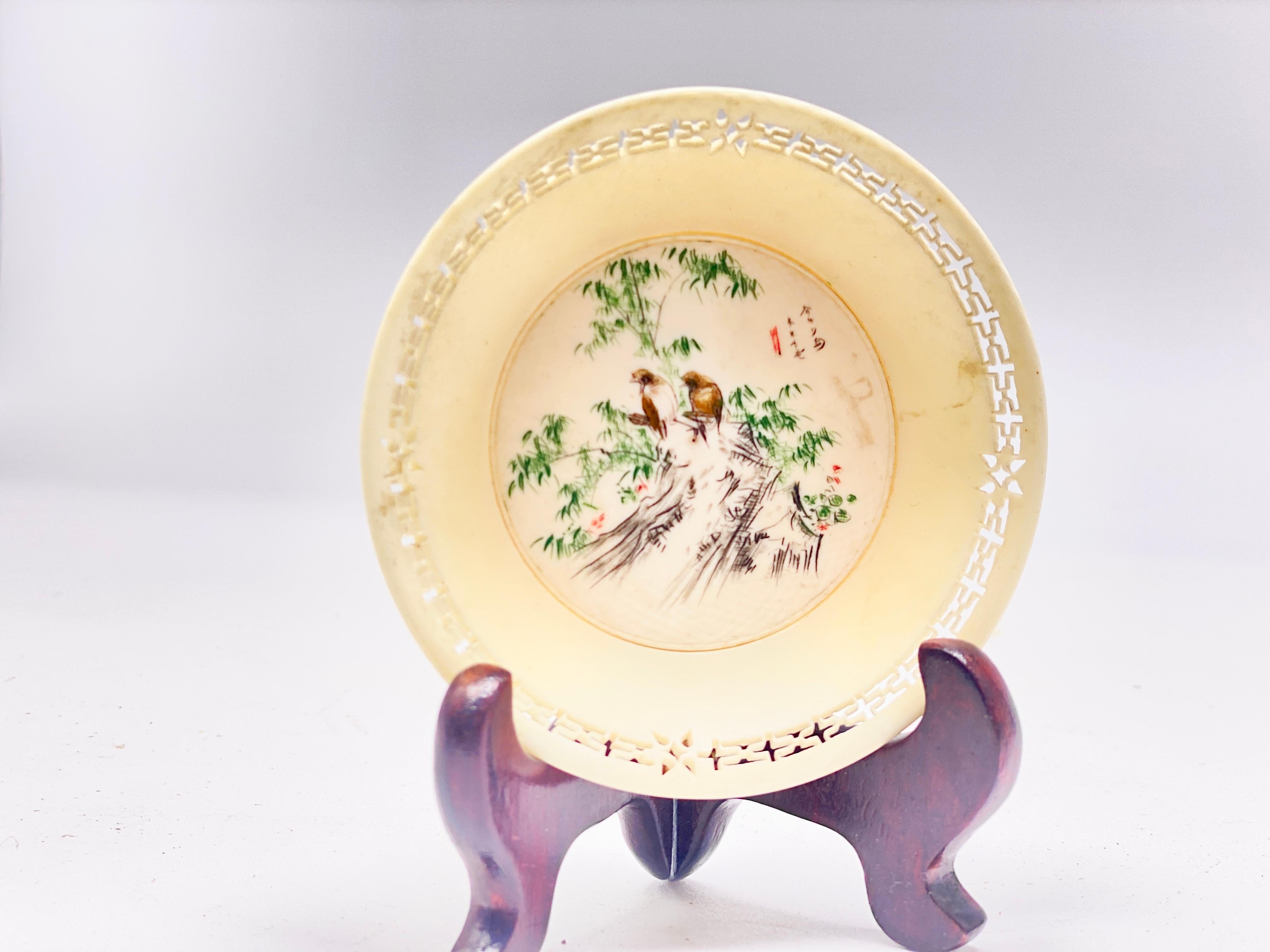 It's a little bone disk, painted. The decor is a decor of birds on branches in green and black color, bone is of course in white color. It is typically an object made in the republic period, in China, at the beginning of the 19th century. These