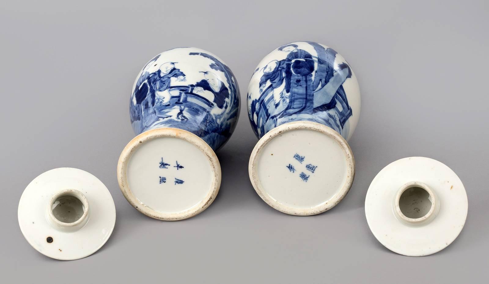 Porcelain Chinese Pair of Blue and White Baluster Lidded Vases For Sale