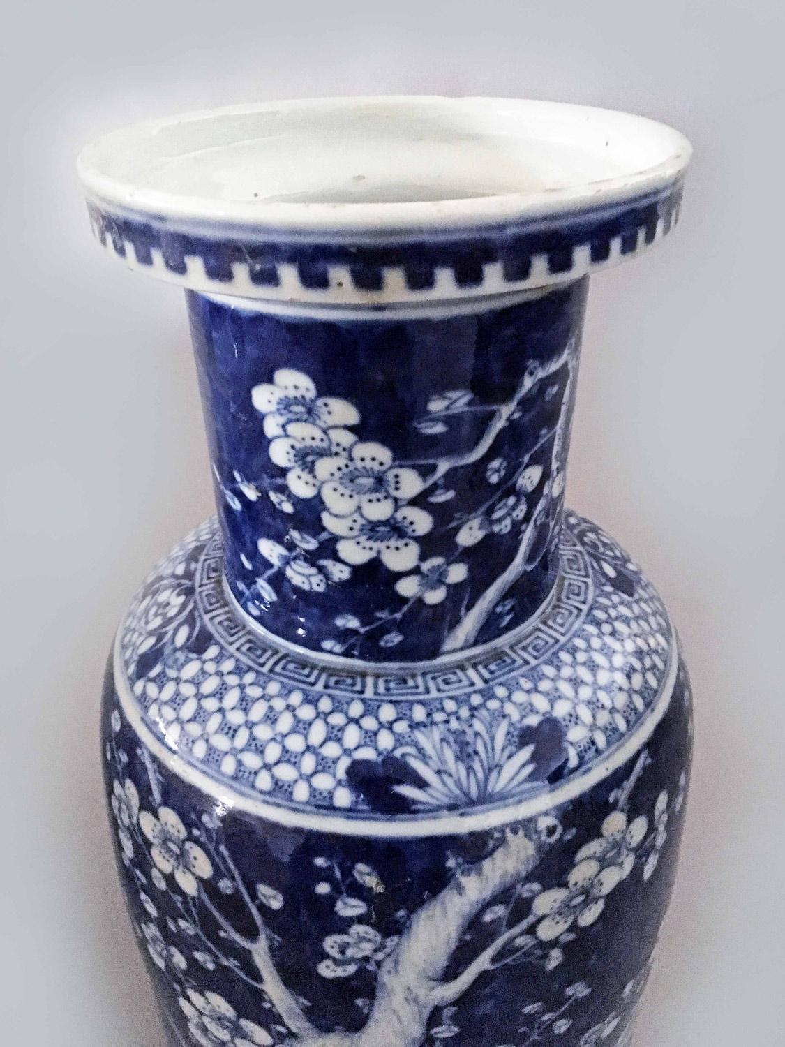 Chinese Pair of Blue and White Porcelain Rouleau Vases In Good Condition For Sale In Sheffield, MA