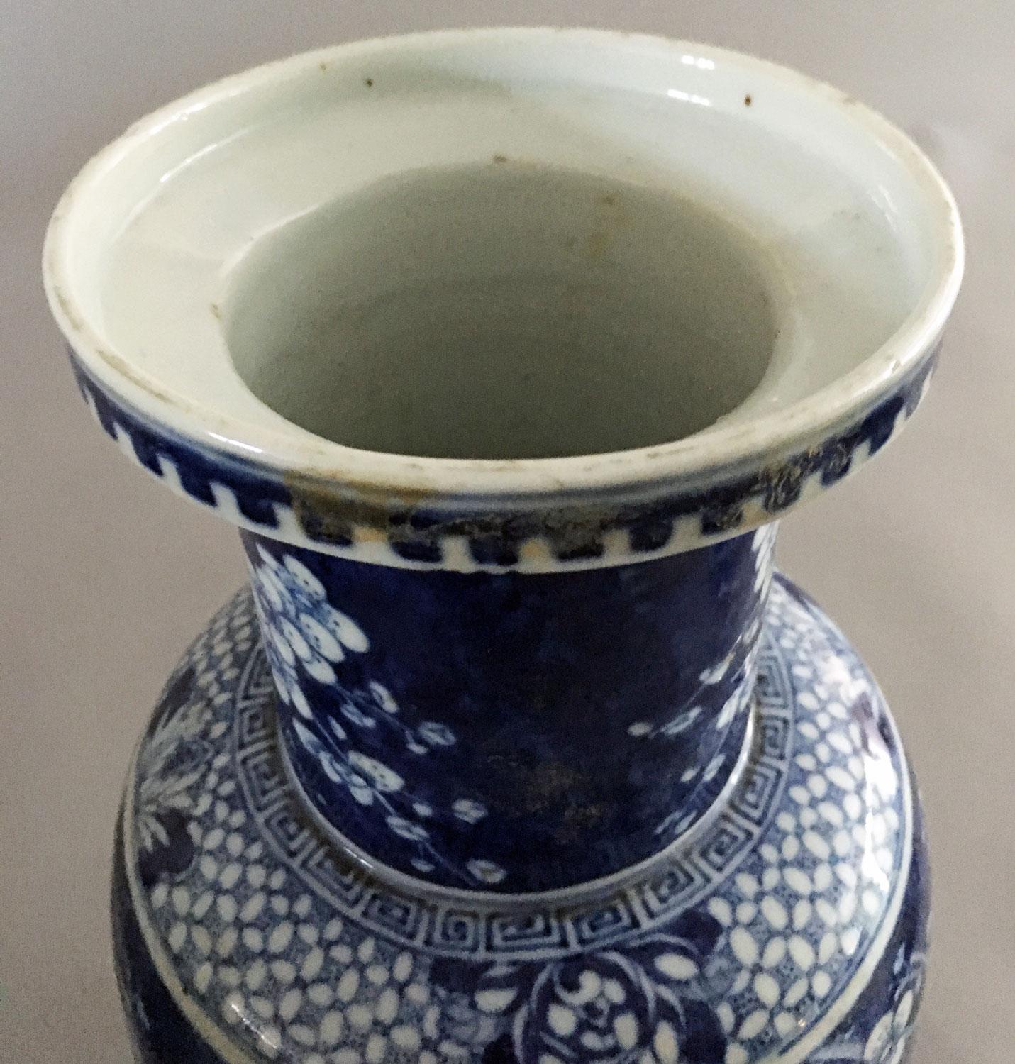 Late 19th Century Chinese Pair of Blue and White Porcelain Rouleau Vases For Sale