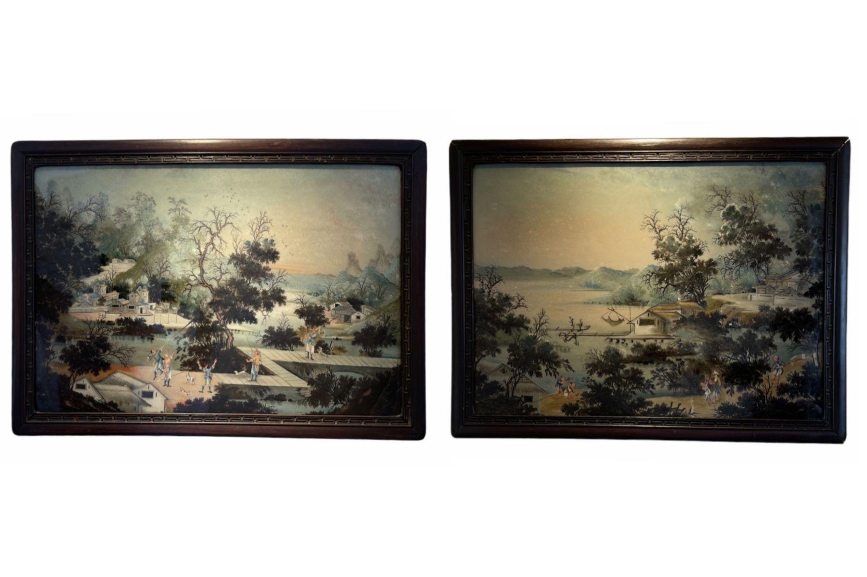 Cette paire de peintures sur verre inversé est une pièce unique. La scène a été magnifiquement rendue, avec une grande attention portée aux détails. Ces pièces ont été créées en Chine sous la dynastie Qing (1644-1912). La peinture sur verre inversé