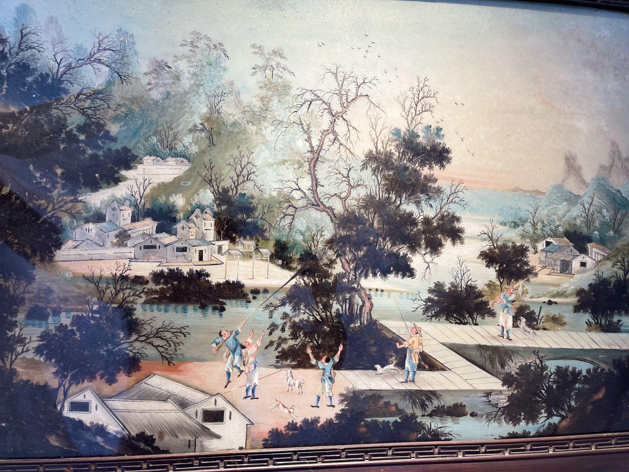 Paire de peintures chinoises en verre inversé « Triptyque » représentant une vie portuaire, début du 18e siècle 2