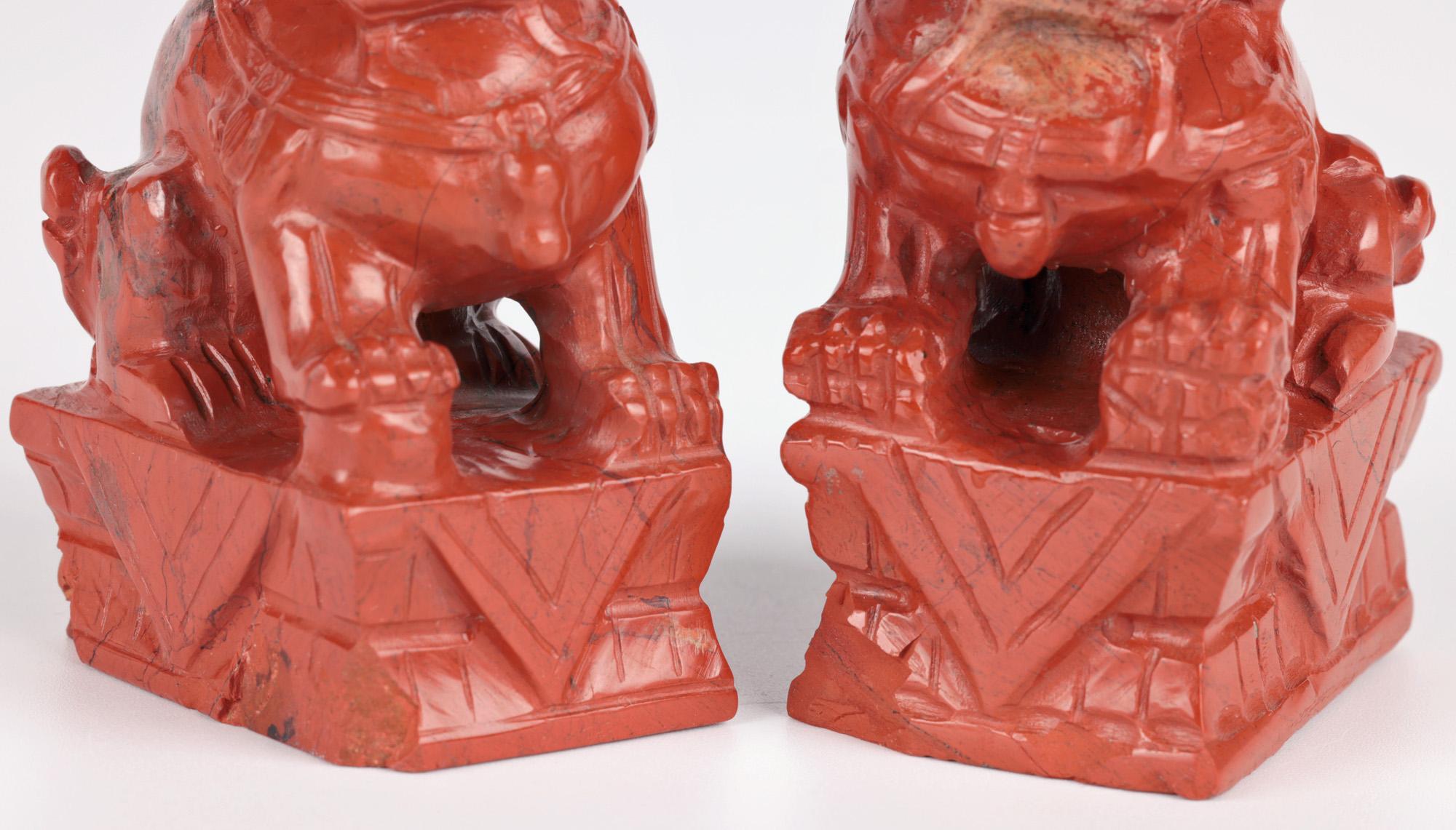 Paar handgeschnitzte chinesische Foo-Hunde aus rotem Hartstein, montiert  (Chinesisch) im Angebot