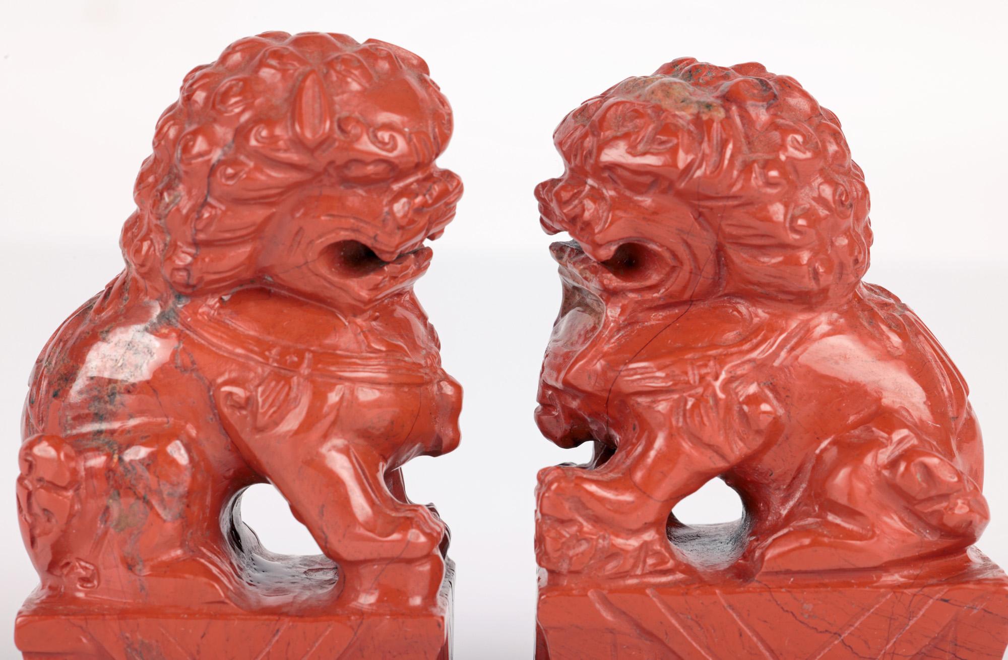 Paar handgeschnitzte chinesische Foo-Hunde aus rotem Hartstein, montiert  (Glasiert) im Angebot