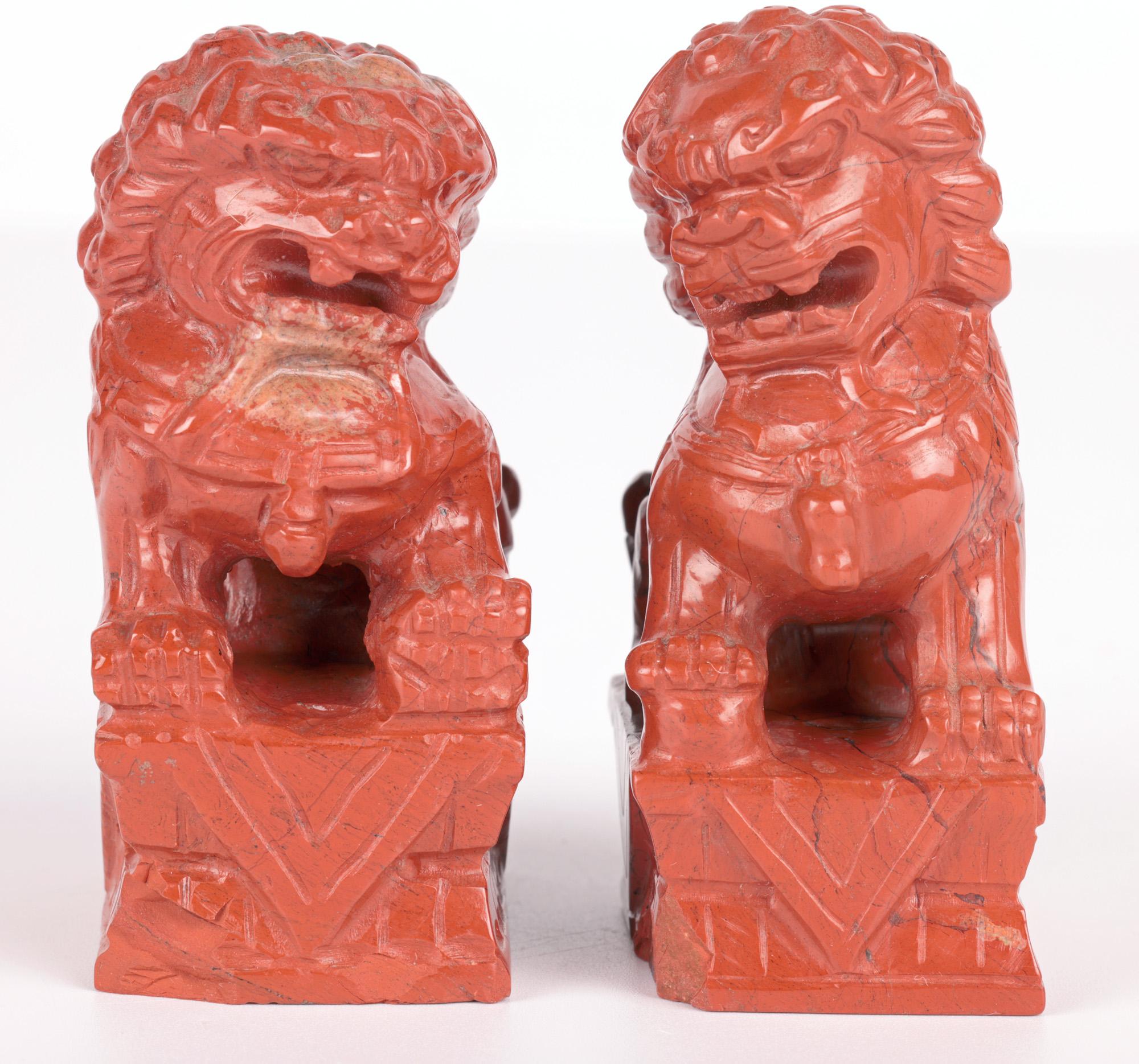 Paar handgeschnitzte chinesische Foo-Hunde aus rotem Hartstein, montiert  (Keramik) im Angebot