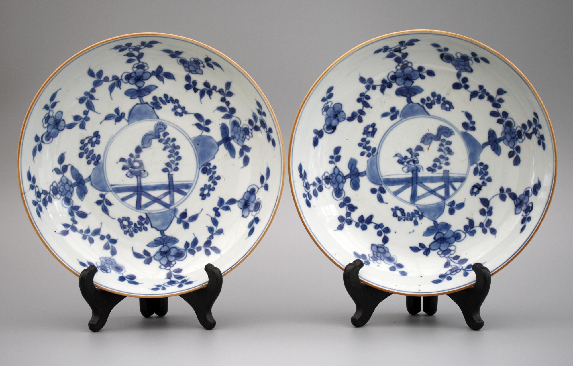 Chinese Pair of Kangxi Blue and White Painted Floral Porcelain Plates 7