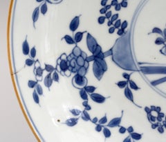 Paire d'assiettes Kangxi en porcelaine peinte de fleurs en bleu et blanc