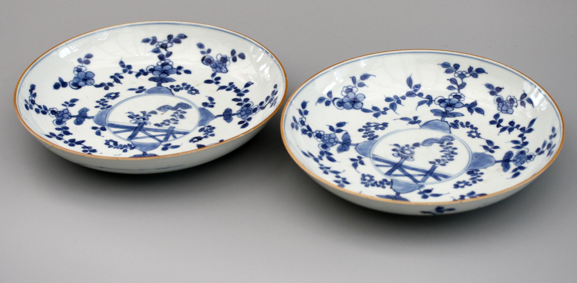 Chinese Pair of Kangxi Blue and White Painted Floral Porcelain Plates 3