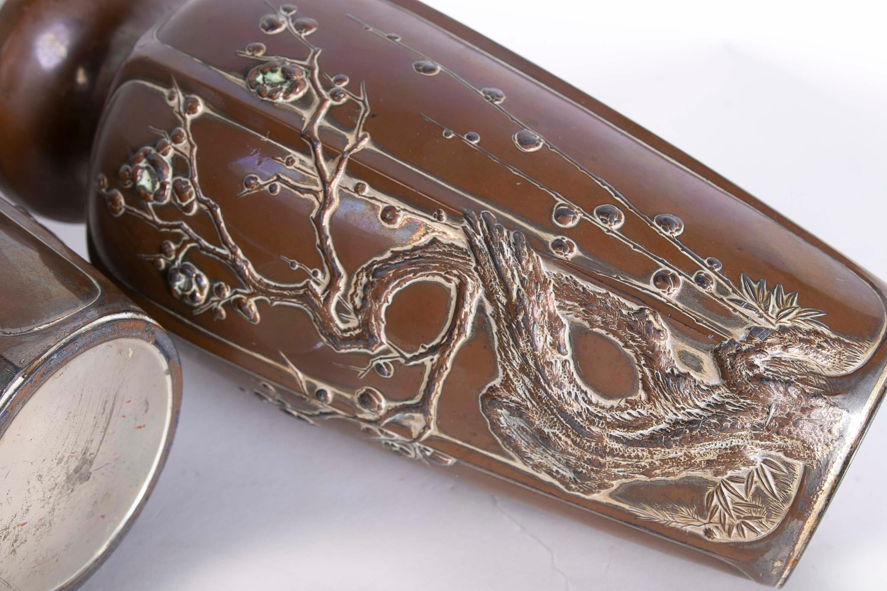 Coppia di vasi cinesi in ceramica con decorazione di piante nei toni del marrone in vendita 10