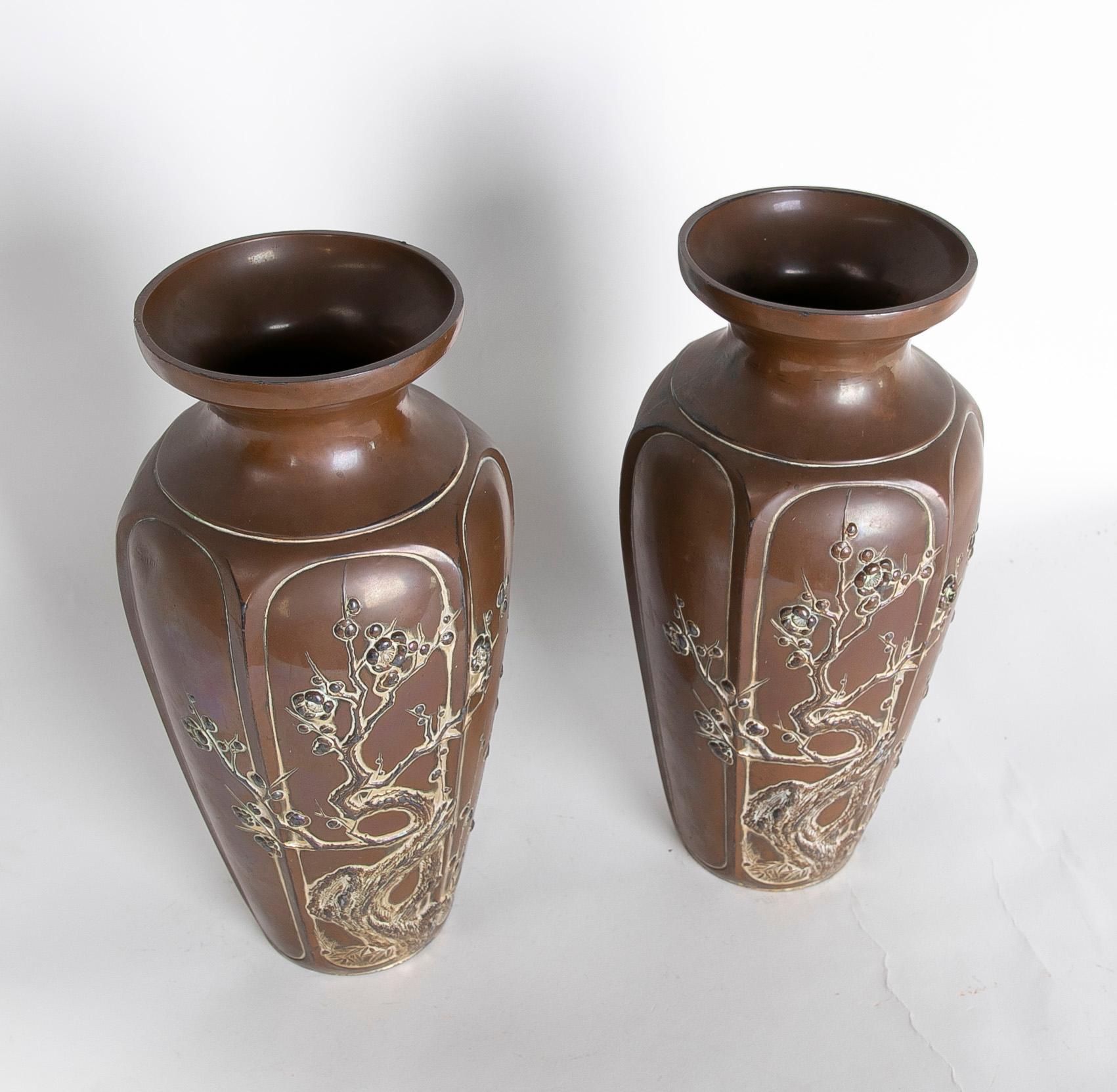 Chinese Pair of Ceramic Vases with Plants Decoration in Brown Tones In Good Condition For Sale In Marbella, ES