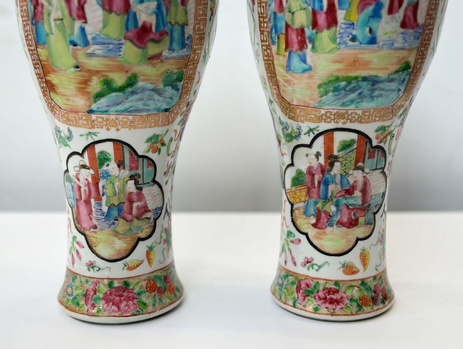 Paire de vases à couvercle du début du 19e siècle en porcelaine de Chine FAMILLE ROSE Canton Bon état - En vente à Los Angeles, CA