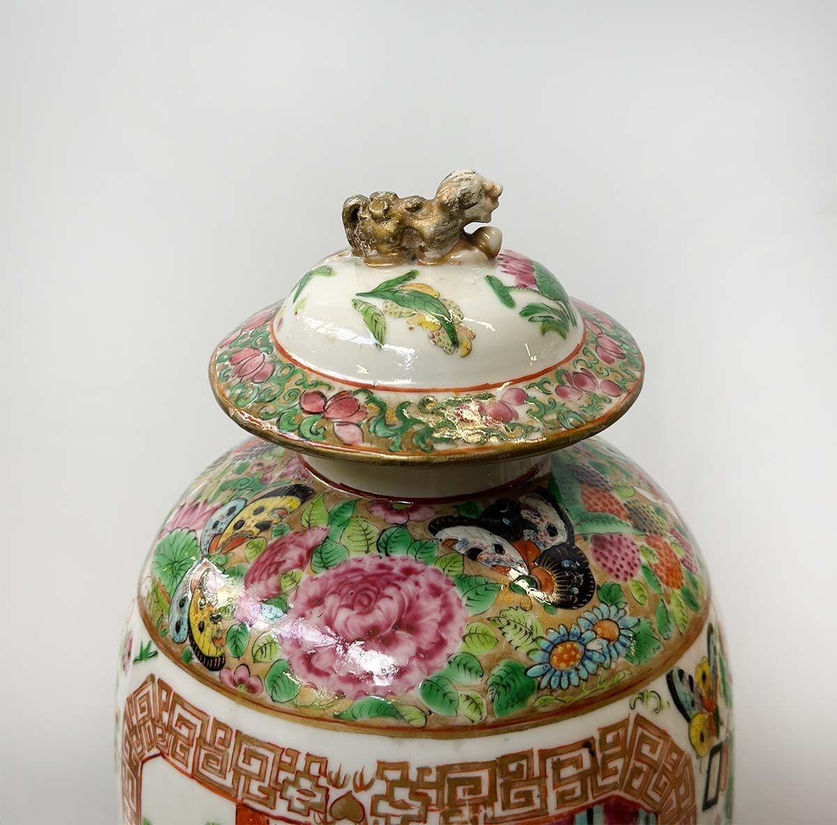 Chinese Pair of Early 19th Century Famille Rose Canton Lidded Vases For Sale 1