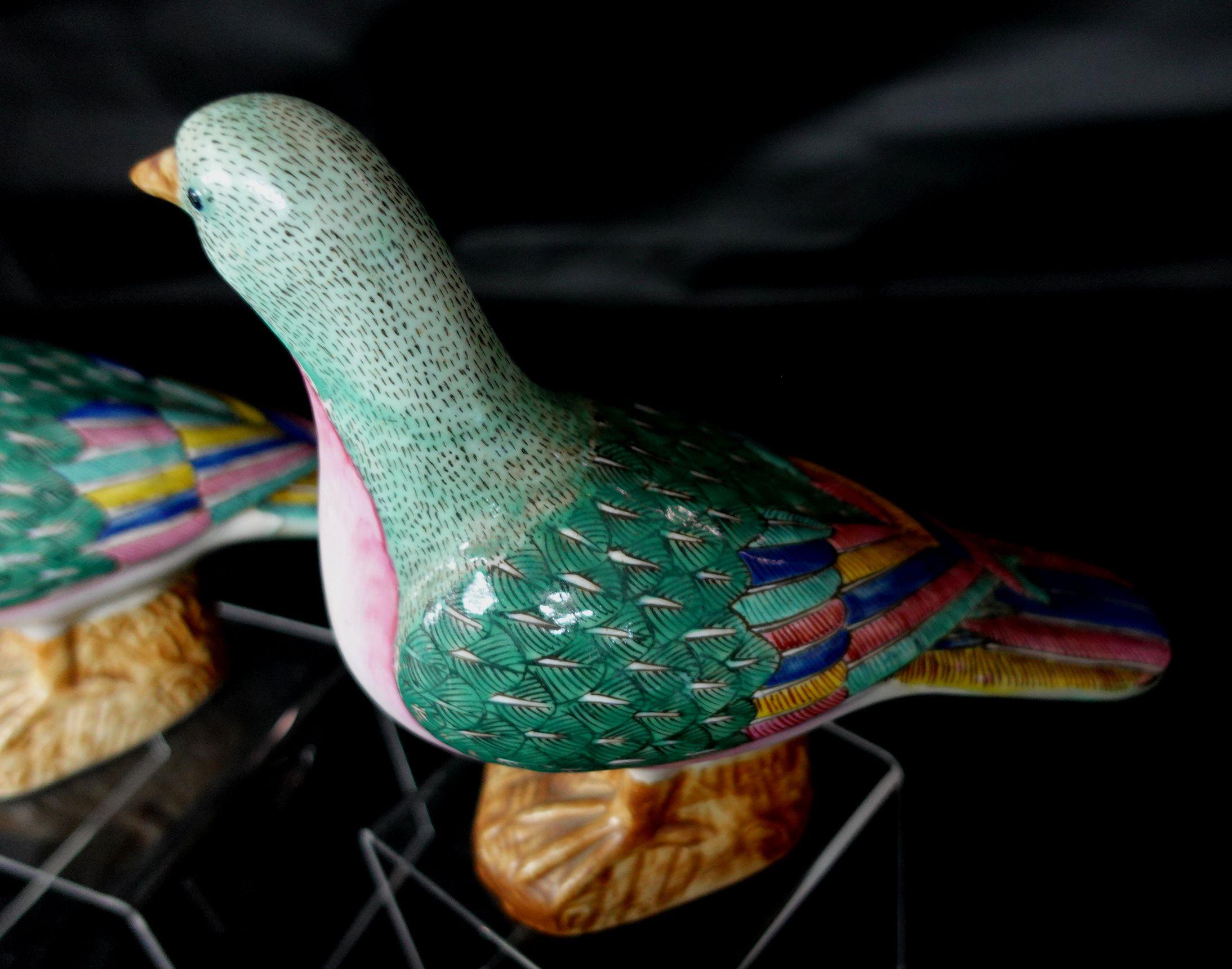 Hand-Crafted Chinese Pair of Famille Rose Porcelain Doves 'Birds', Ric.00035 For Sale