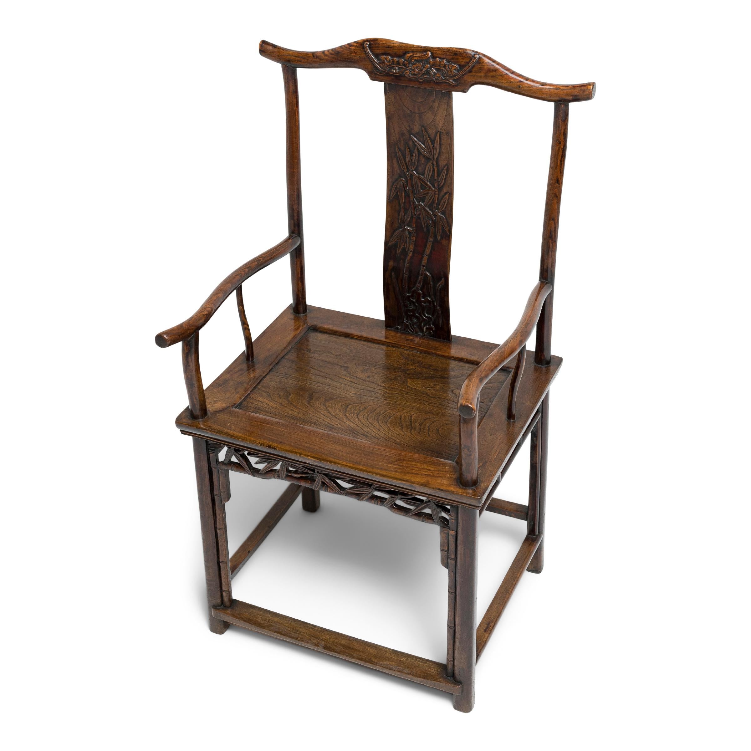 Orme Paire de fauteuils chinois à dossier à empiècement fin et sculptures en bambou, vers 1800 en vente