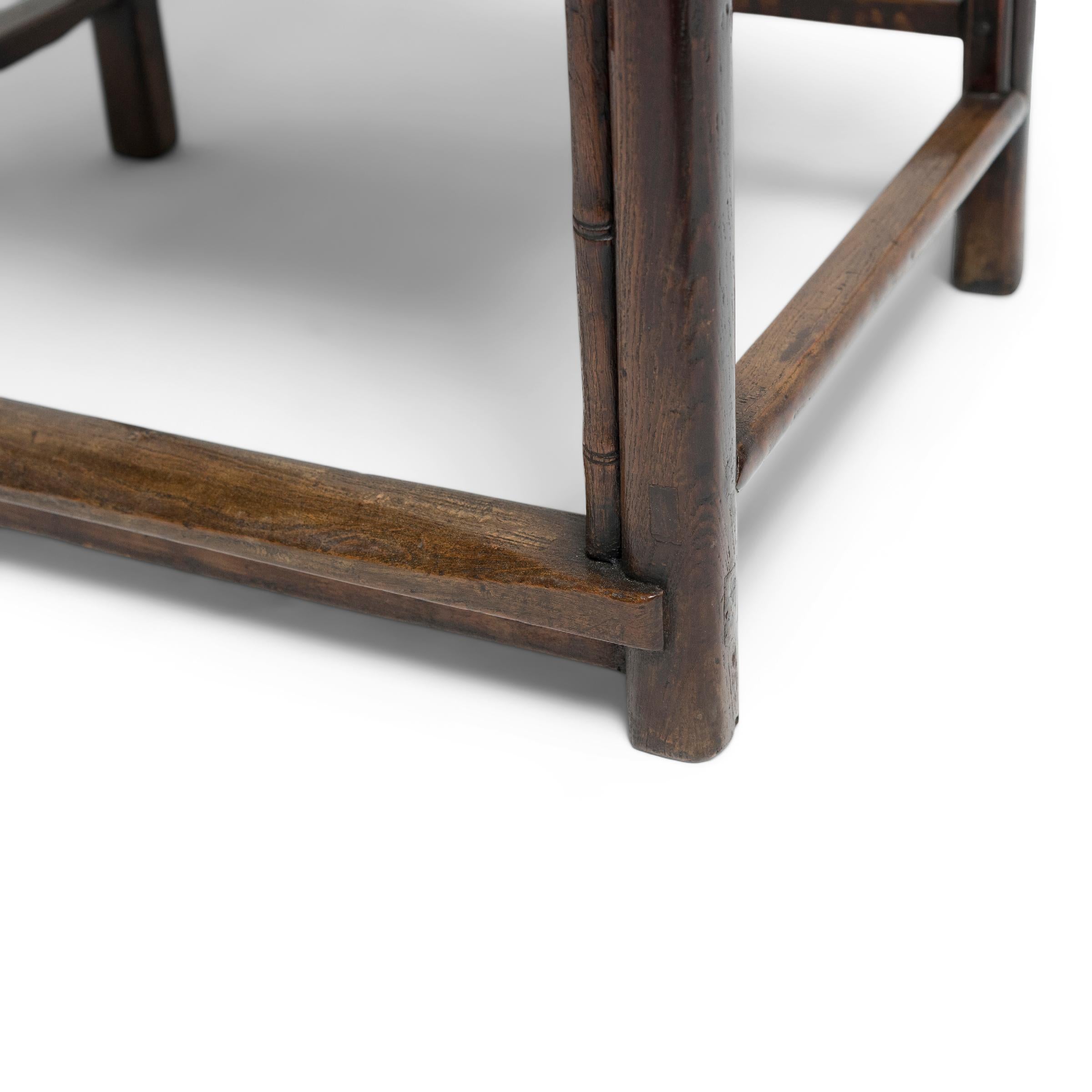 Paire de fauteuils chinois à dossier à empiècement fin et sculptures en bambou, vers 1800 en vente 3