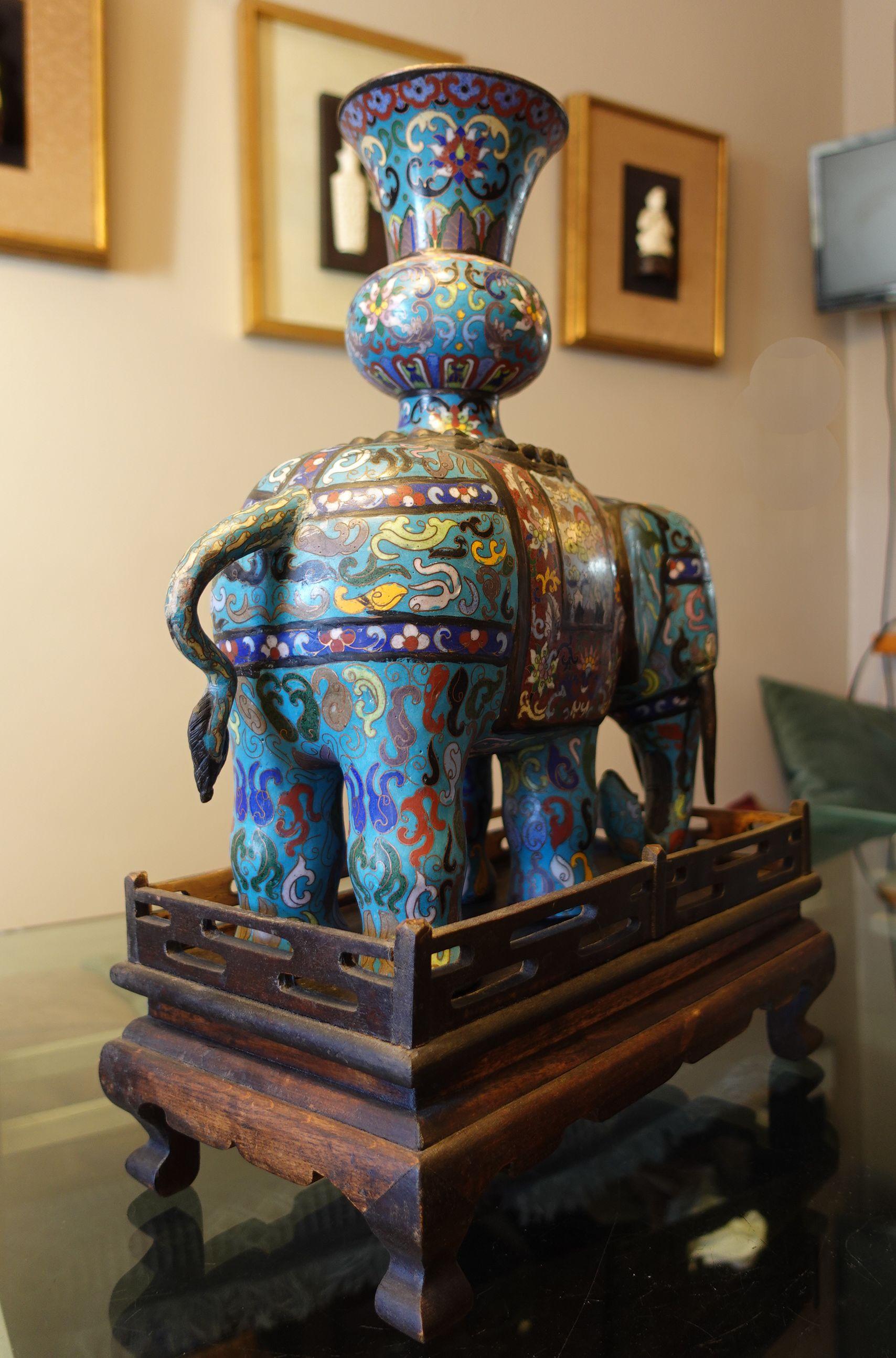 Coppia cinese di grandi elefanti cloisonné con supporti in Wood in vendita 2